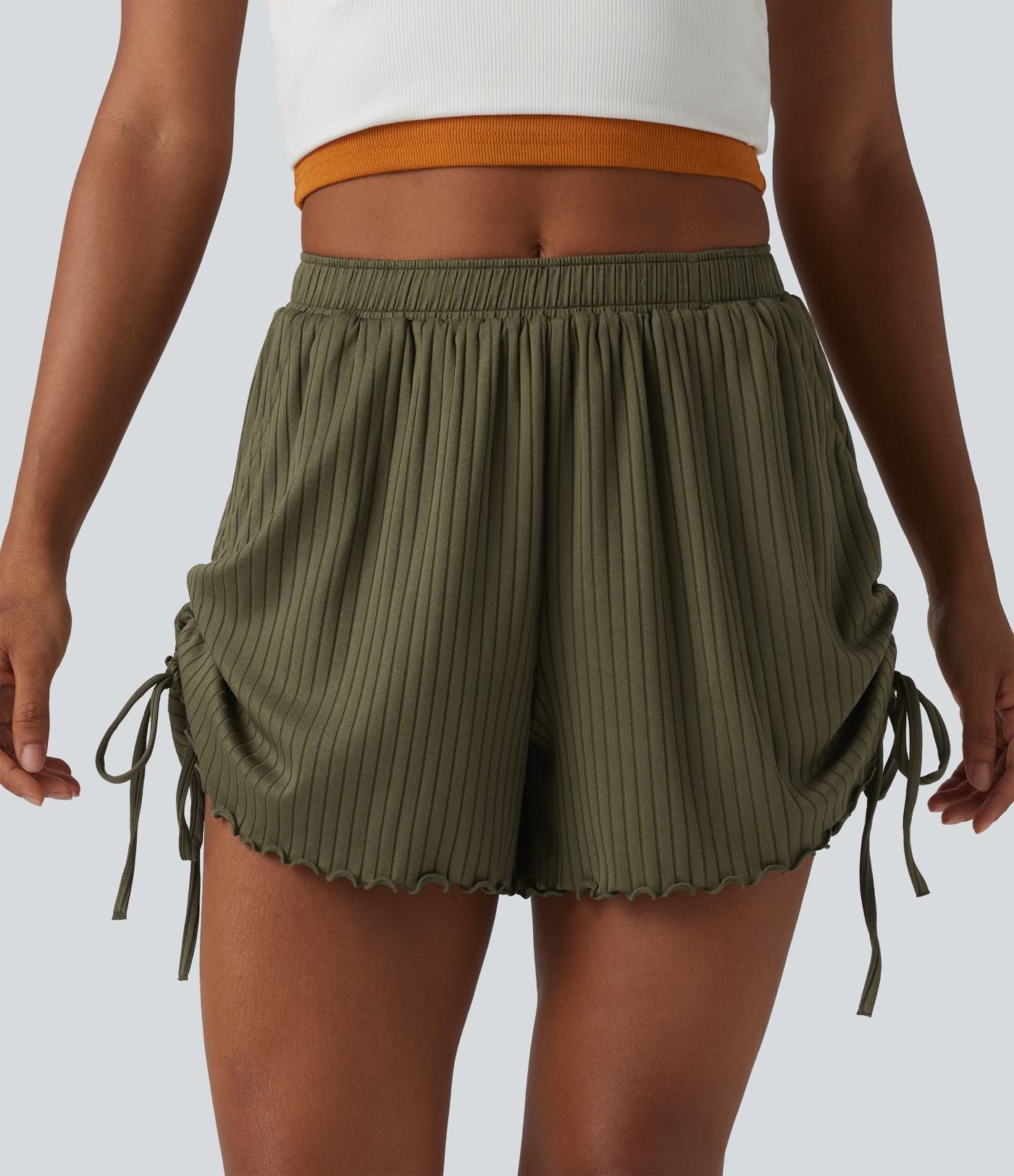 Short en maille côtelée taille mi-haute à cordon de serrage et ourlet ondulé 10 cm avec poches
