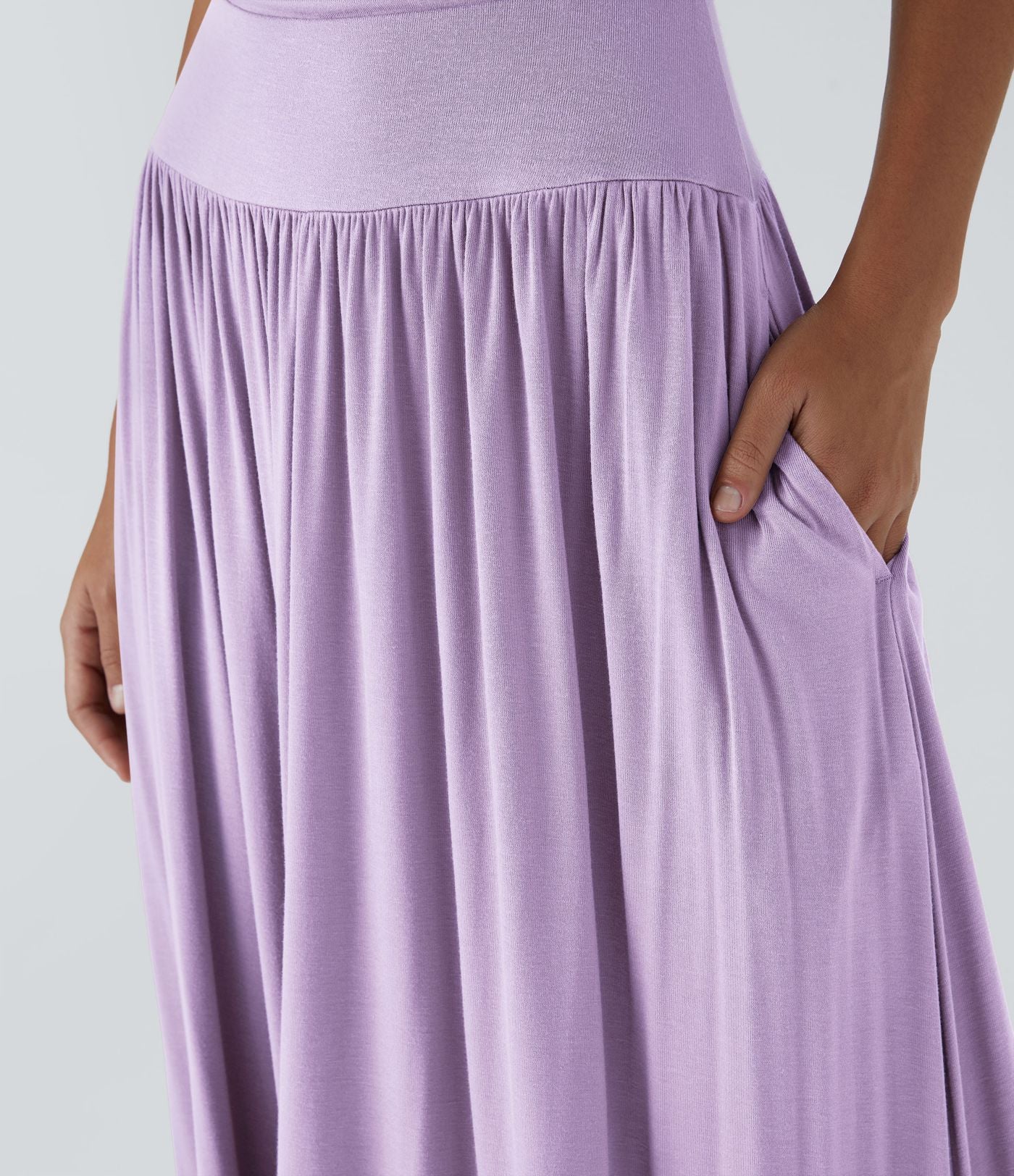 Robe longue à encolure bateau, bretelles asymétriques, côtés froncés et poches