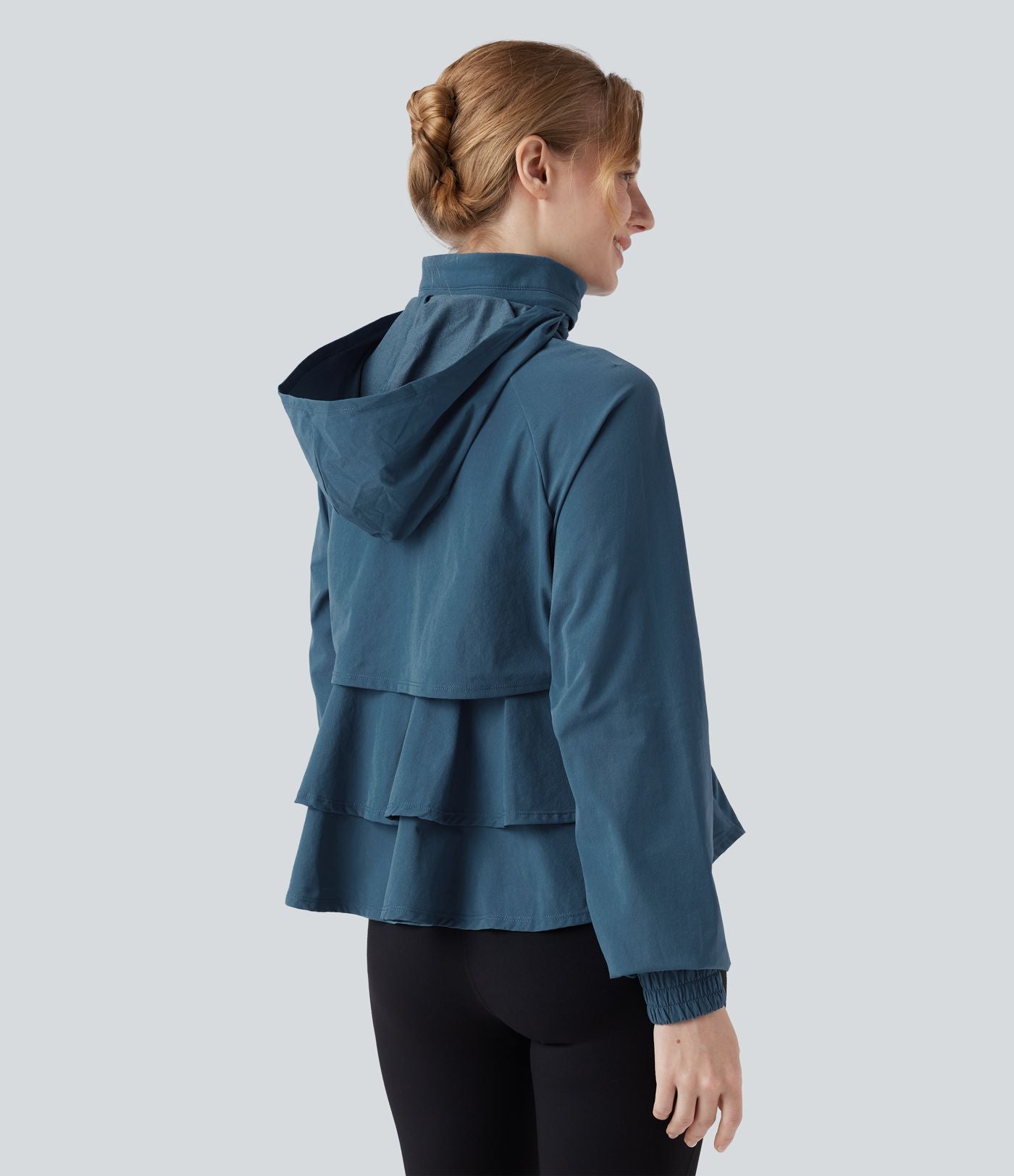 Veste cape d'entraînement à capuche amovible avec cordon de serrage, mesh contrastant et ourlet à volants avec poche