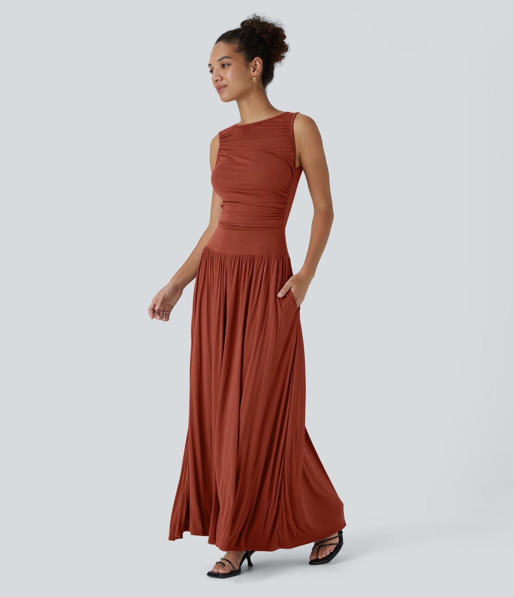 Robe longue à encolure bateau, bretelles asymétriques, côtés froncés et poches