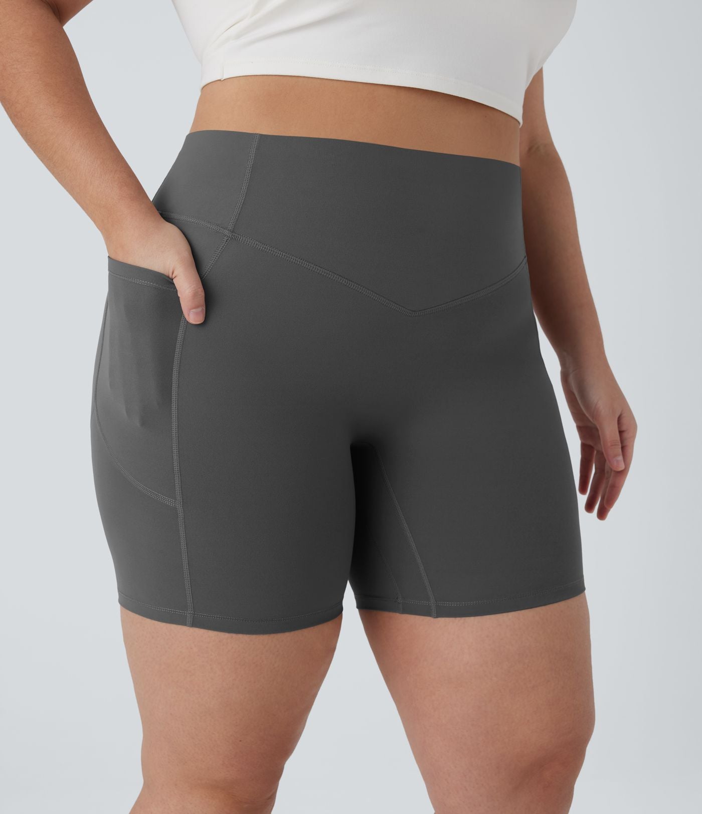 Short cycliste 17,5 cm d'entraînement gainant galbant taille haute grande taille avec effet scrunch et poches Halara UltraSculpt™