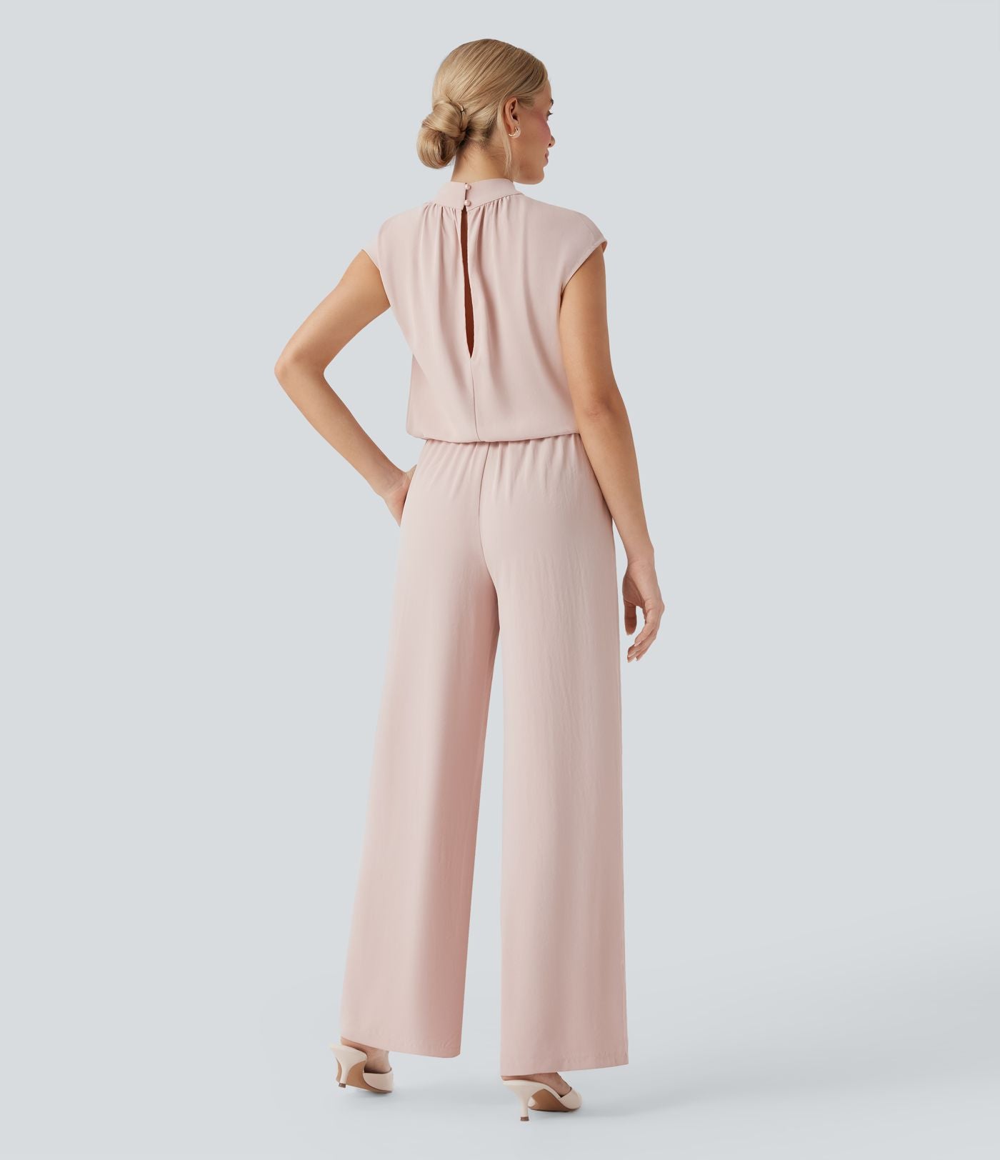 Combinaison pantalon tailleur jambes larges col montant dos goutte d'eau manches courtes avec poches latérales