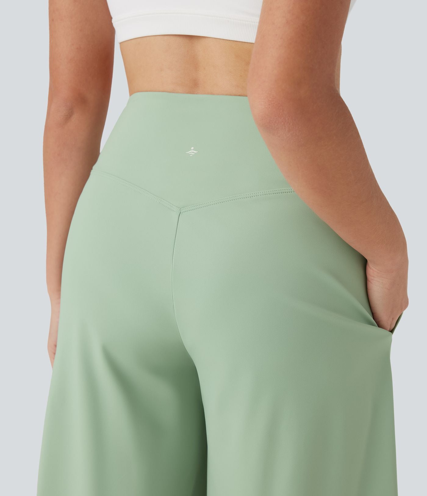 Pantacourt de yoga Cool Touch Softlyzero™ aérien à taille haute croisée, jambe large et poches