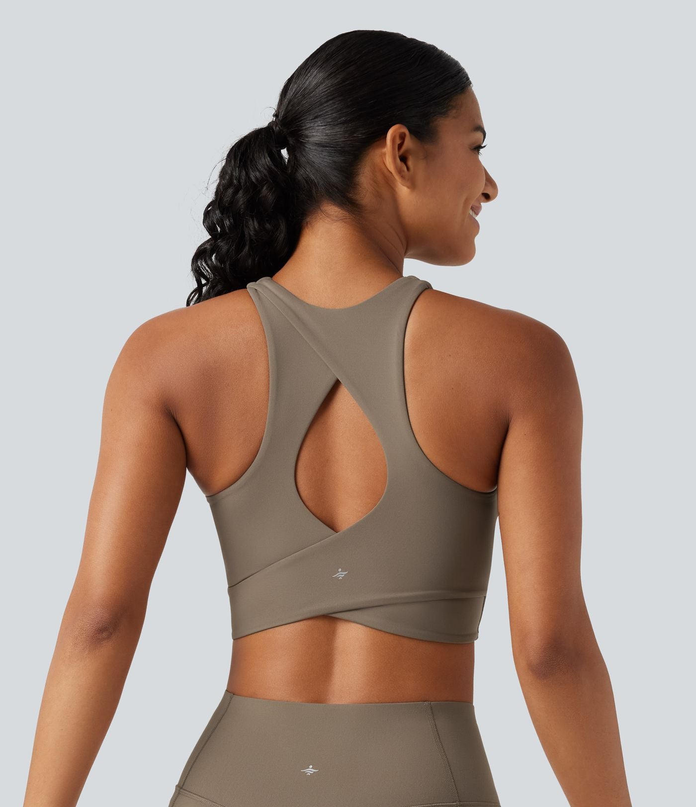 Brassière de running maintien léger frais au toucher à séchage rapide avec encolure arrondie, découpe, coussinets amovibles et protection solaire UPF50+