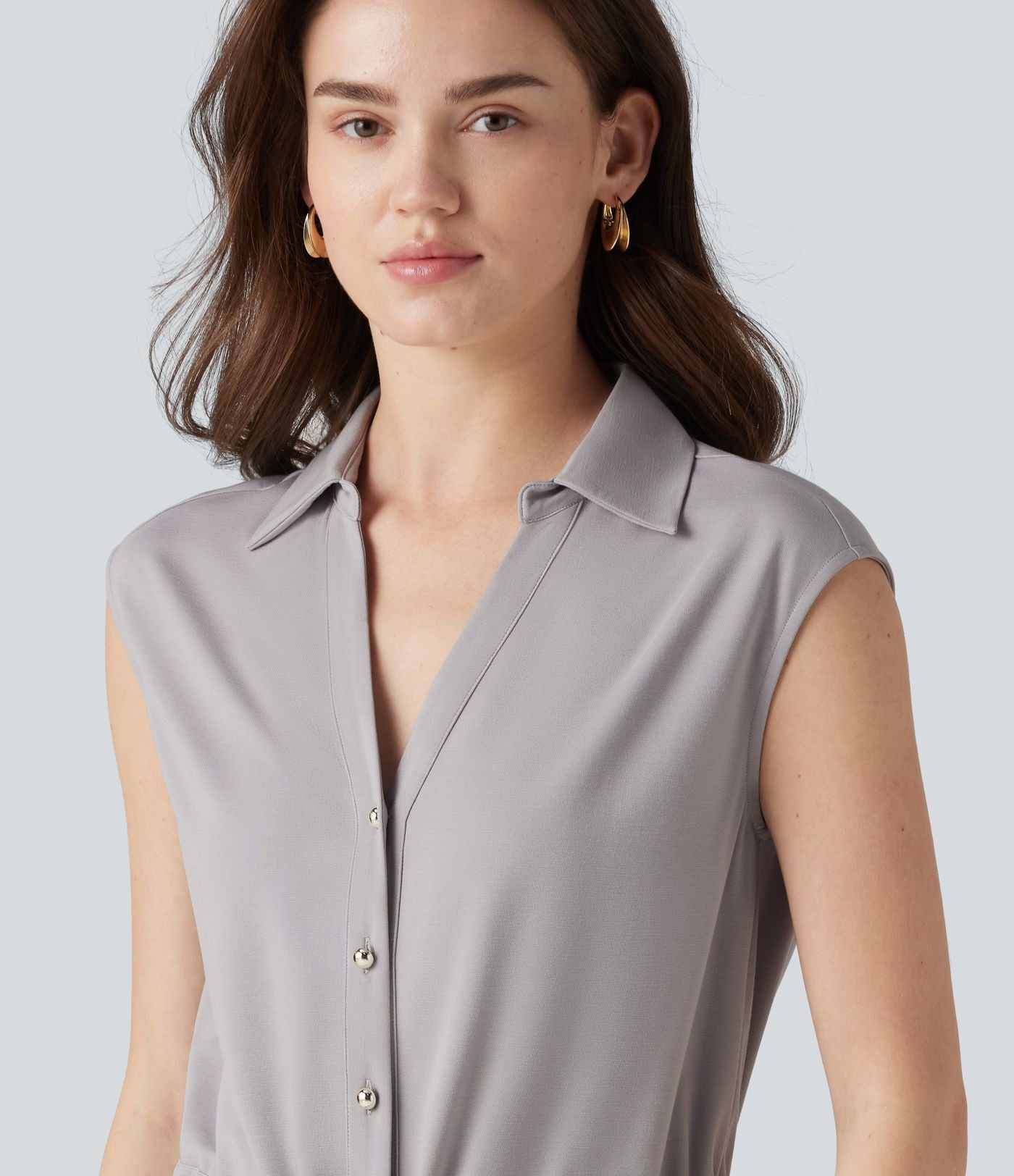 Chemise tailleur sans manches col V avec braguette boutonnée et cordon