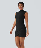 Robe courte moulante col montant sans manches froncée ourlet croisé