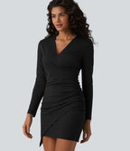 Robe courte moulante col V profond manches longues avec fronces