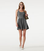 Robe mini casual fluide 2-en-1 col U avec brassière intégrée et poches — Édition Easy Peasy