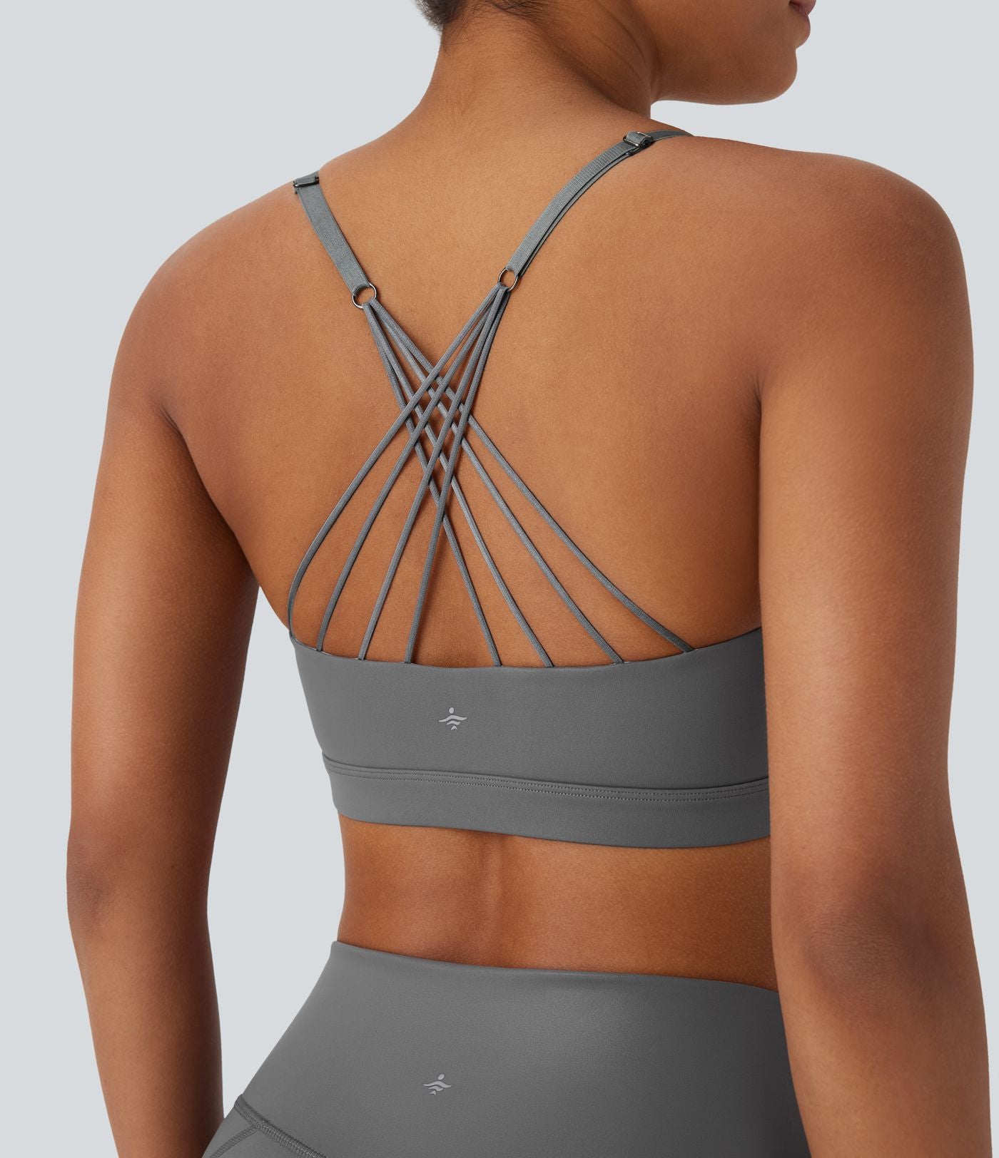 Brassière de sport en similicuir à faible maintien, dos nu, bretelles croisées ajustables et séchage rapide pour yoga