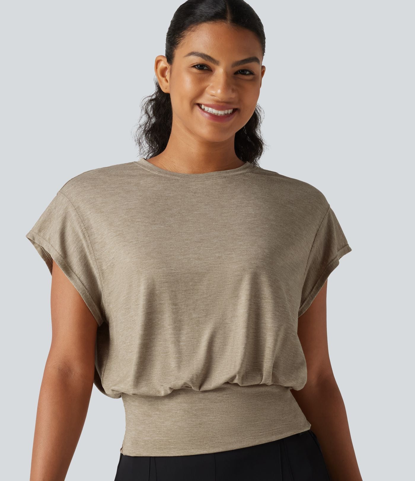 T-shirt froncé à encolure arrondie et manches courtes