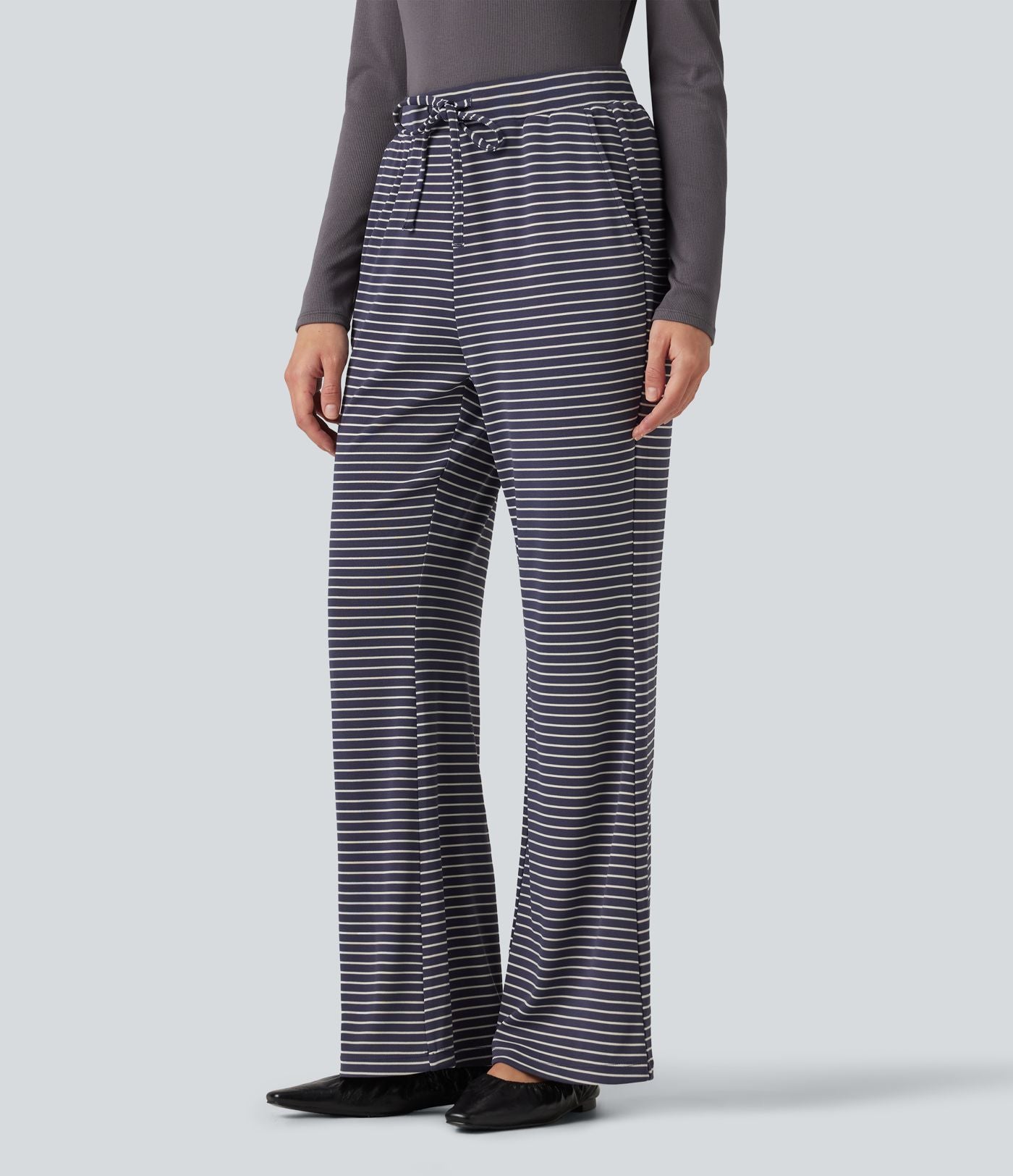 Pantalon décontracté à rayures en maille côtelée, taille mi-haute, cordon de serrage et coupe bootcut, avec poches