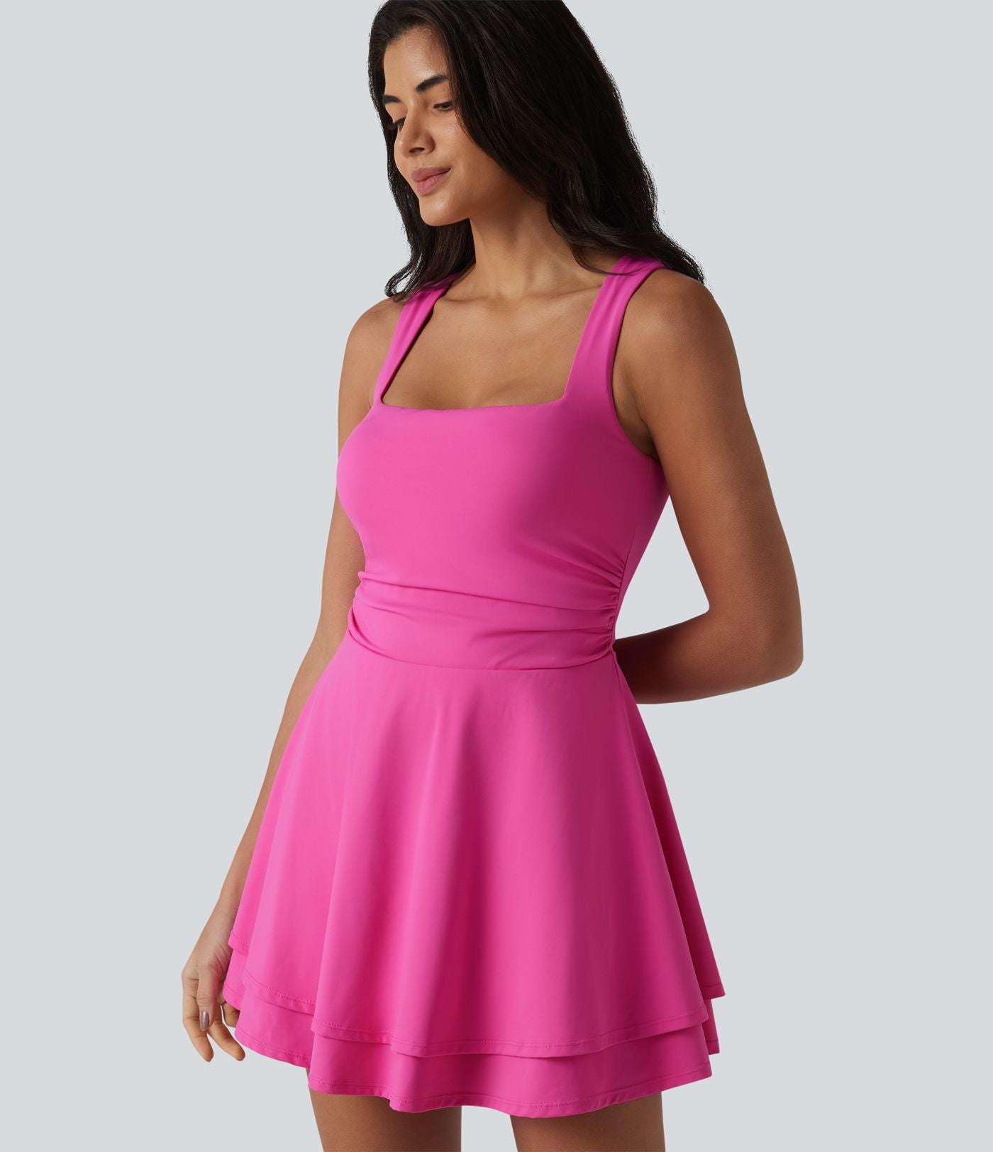 Robe-short de yoga SoftlyZero™ Airy effet frais InstantCool mini effet superposé à encolure carrée avec poches et accès facile Easy Peasy
