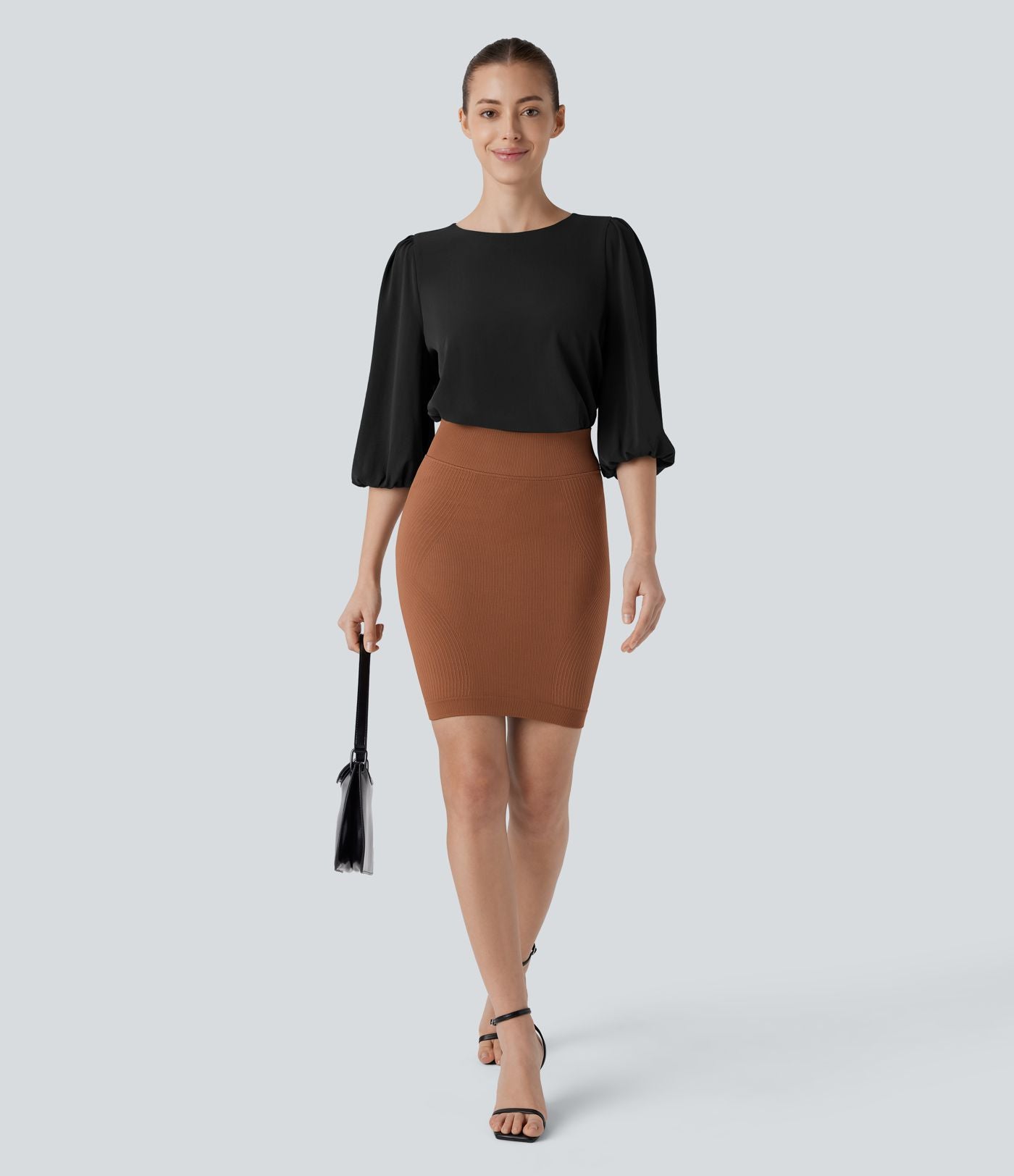 Blouse de travail col bateau avec manches évêque et dos ajouré