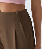 Pantalon tailleur ample, taille moyenne, coupe barrel, à poches