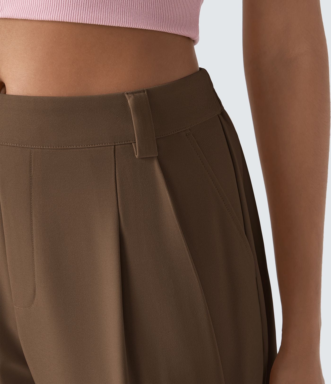Pantalon tailleur ample, taille moyenne, coupe barrel, à poches