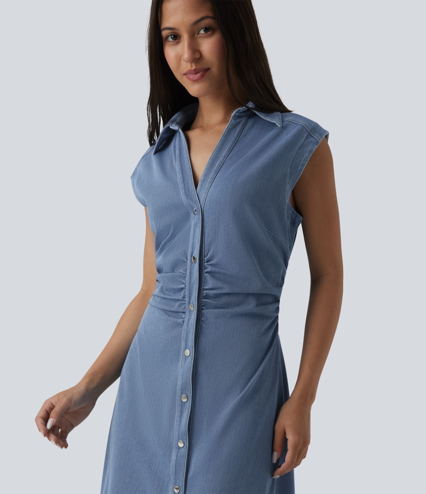 Halara Flex™ Robe décontractée en jean midi col V sans manches froncée avec boutonnière