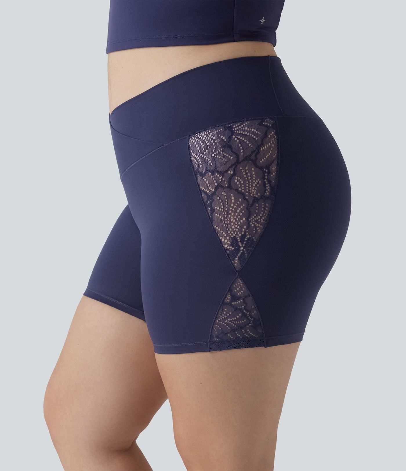 Grande taille SoftlyZero™ Cycliste de yoga taille haute croisée 12,5 cm avec dentelle contrastée, poche et protection UPF 50+