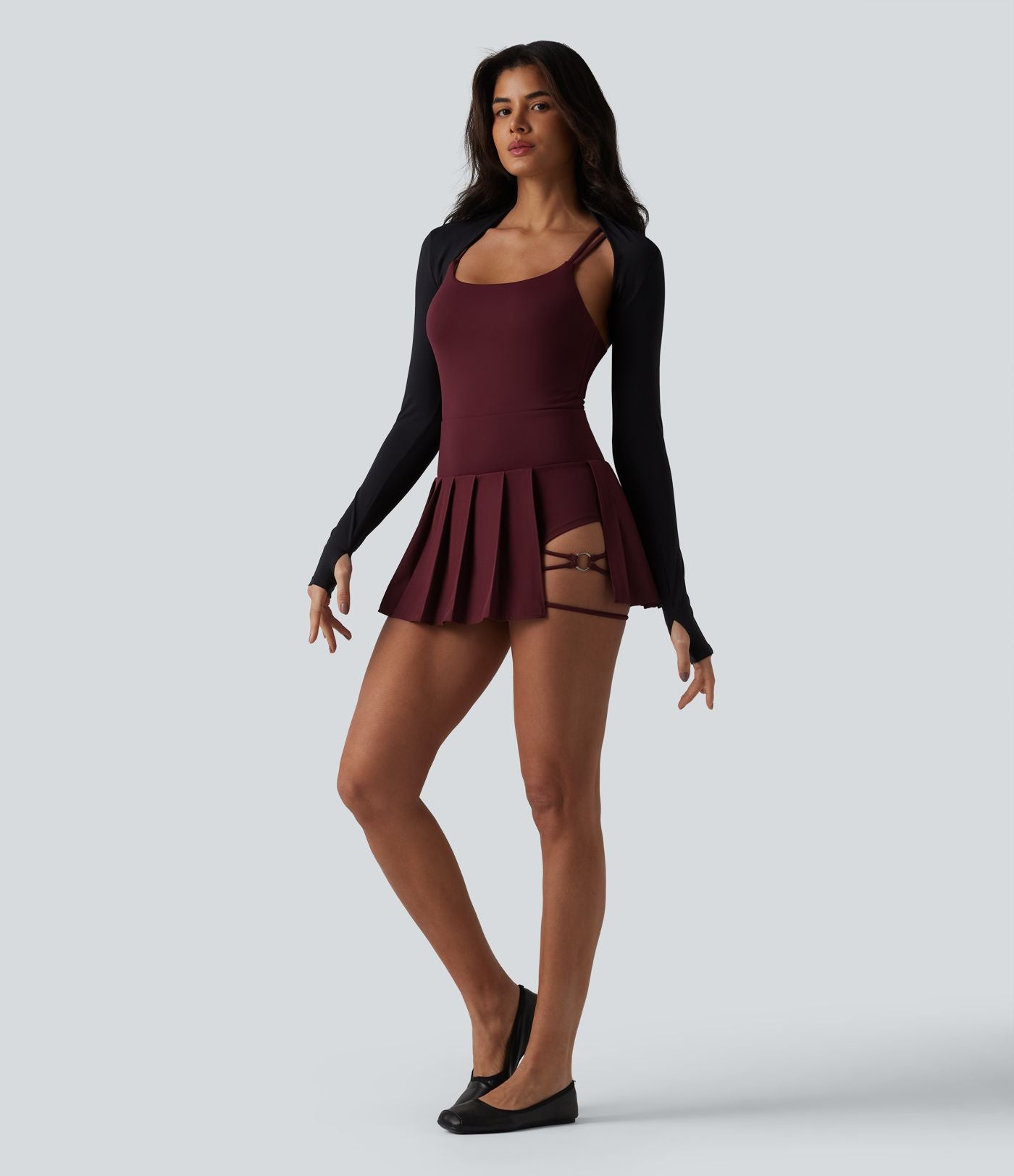 Robe sport mini 2-en-1 à bretelles col U, dos nu croisé, plissée à ourlet asymétrique, soutien-gorge intégré et poches