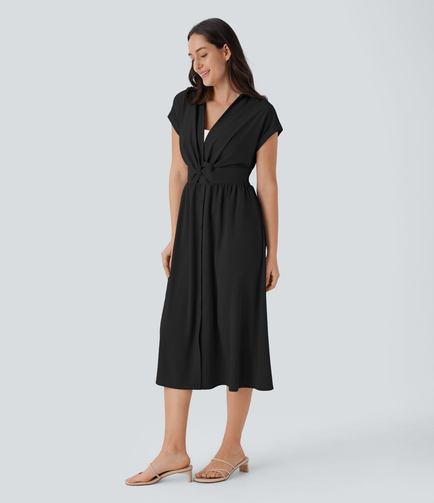Robe mi-longue décontractée à col chemise, décolleté en V, manches courtes, drapé et poches latérales avec boutonnage