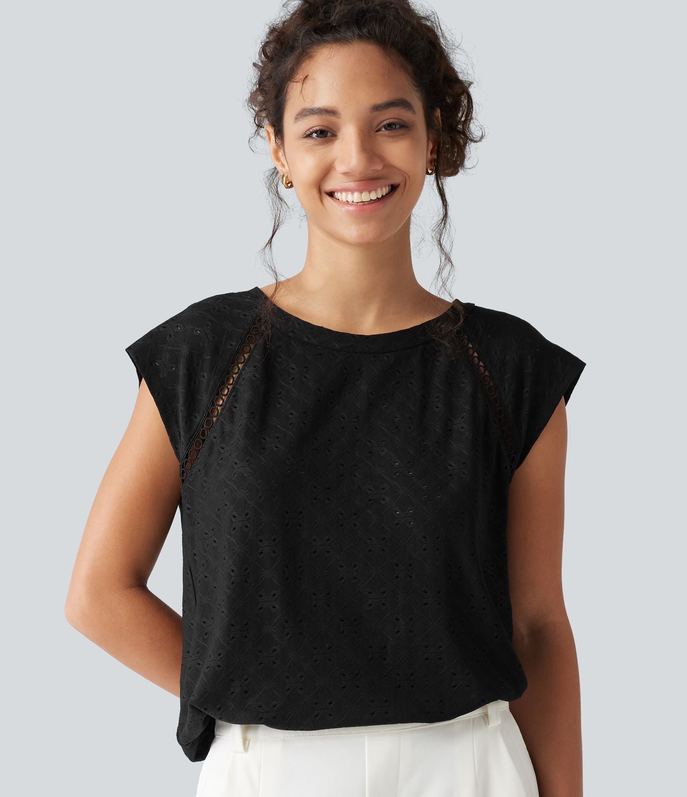 Blouse décontractée à col rond, mancherons, découpes et lien au dos