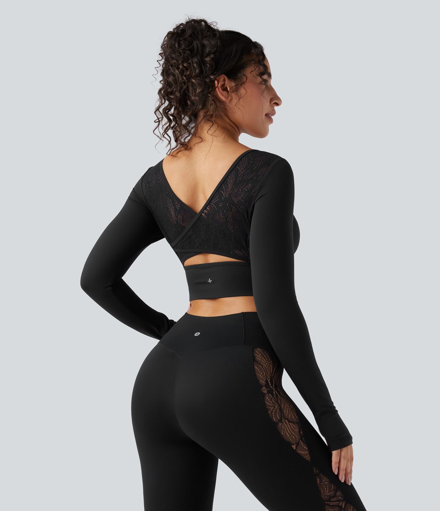 Haut de sport yoga court push-up à manches longues avec passants pouces et dentelle contrastée - UPF50+ SoftlyZero™