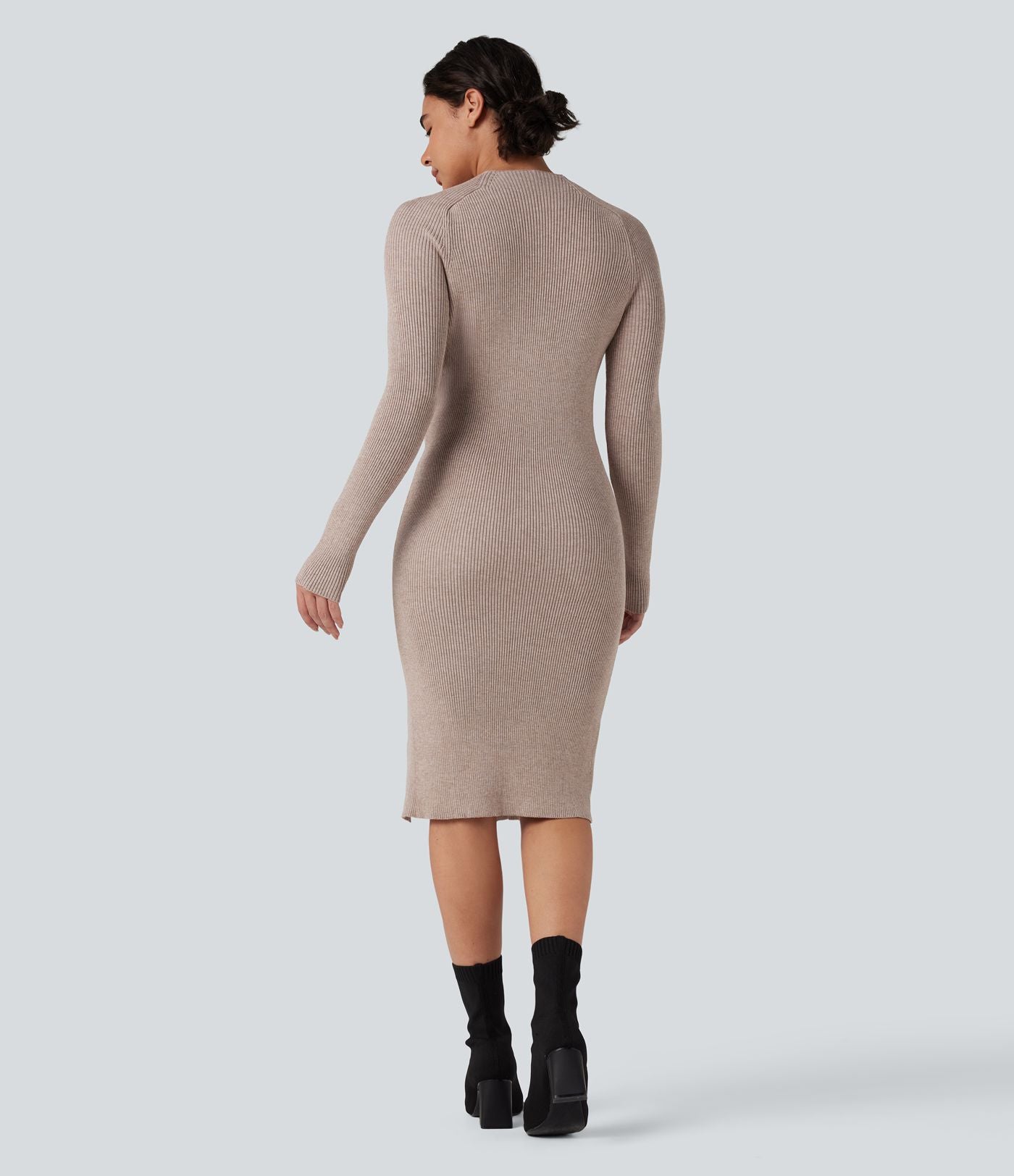 Robe pull mi-longue moulante fendue col montant manches longues