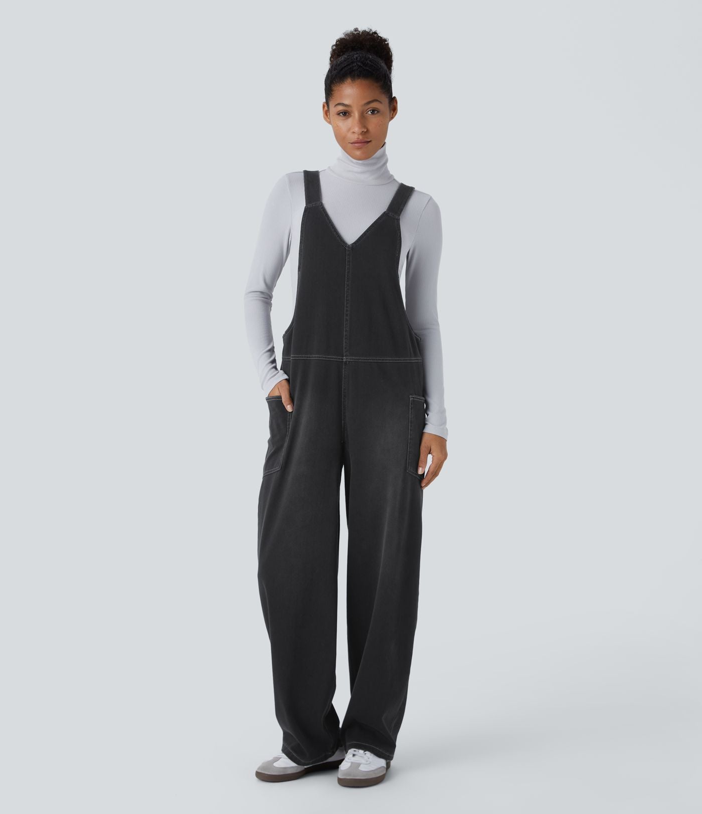 Salopette décontractée Halara Flex™ en denim extensible délavé, col V et poches latérales