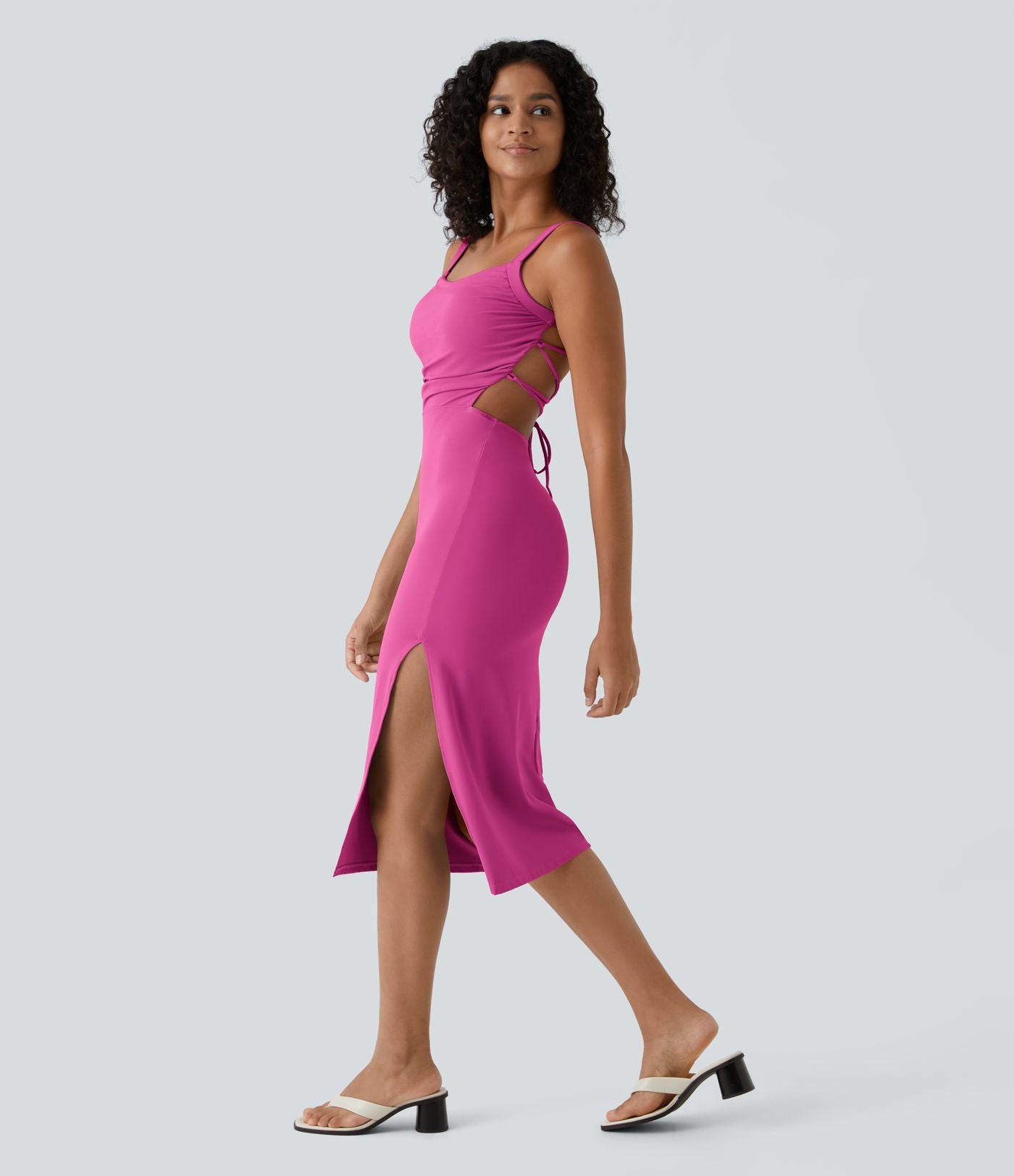 Robe midi laquée fendue, brassière intégrée, dos nu croisé