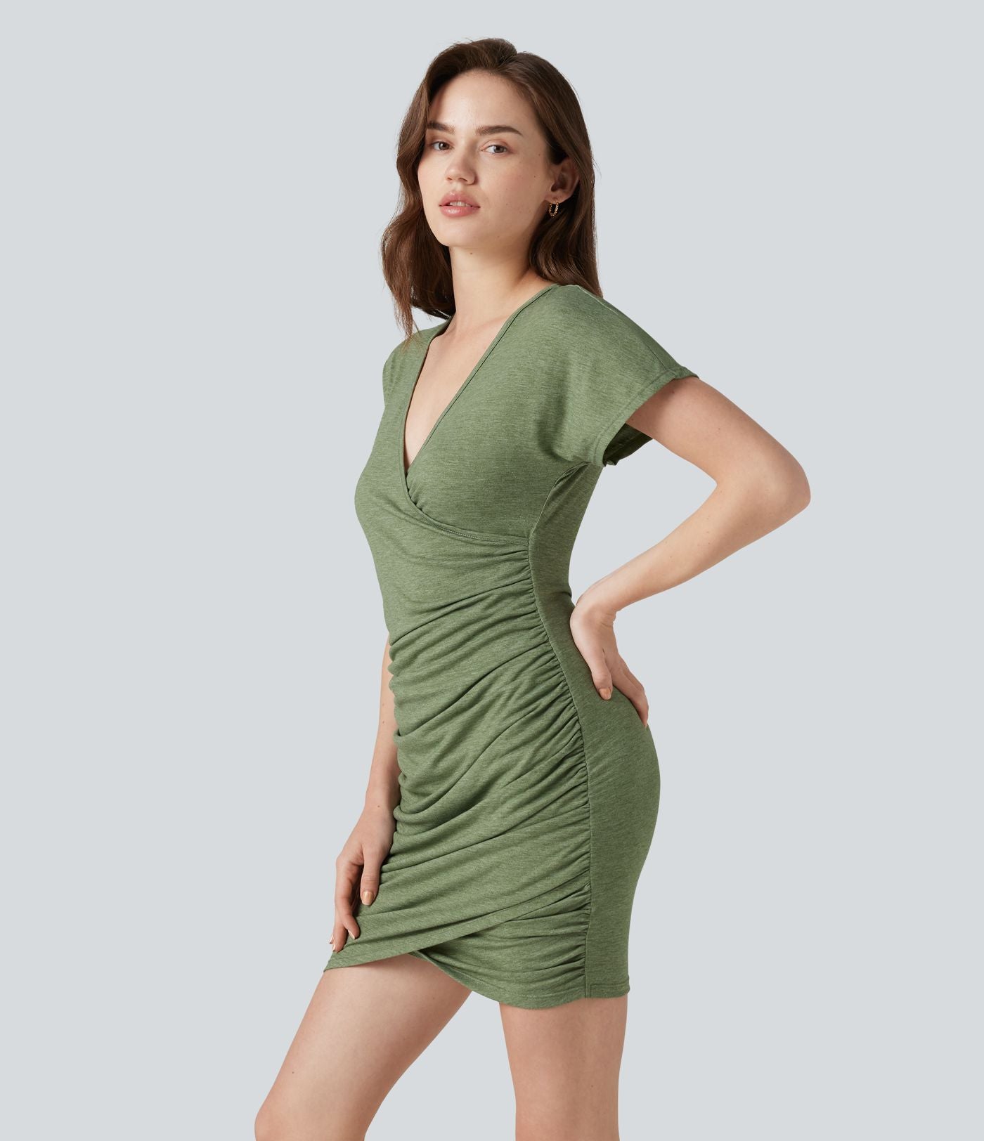 Robe moulante courte décontractée col V manches courtes froncée avec ourlet croisé