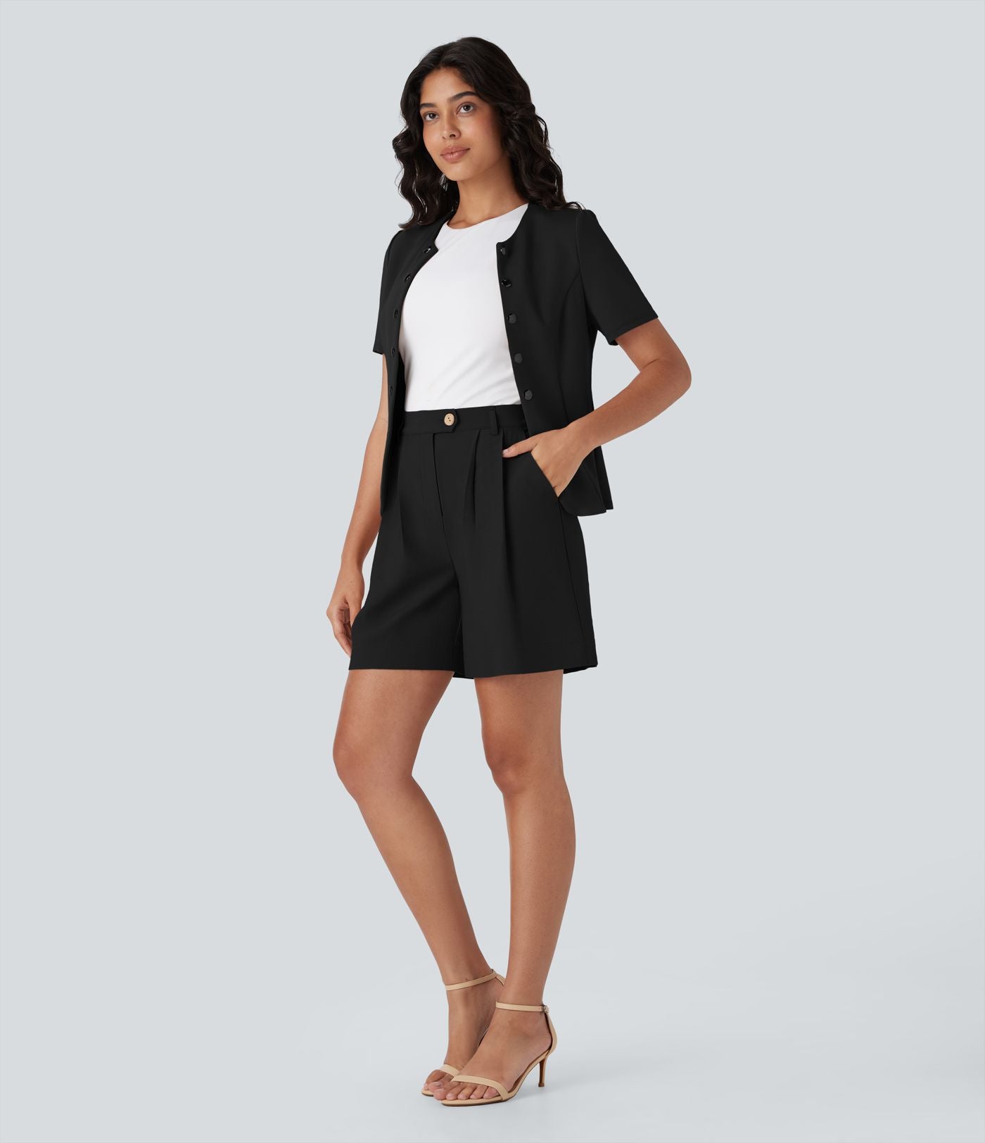 Short tailleur taille haute avec bouton, fermeture éclair et poches latérales
