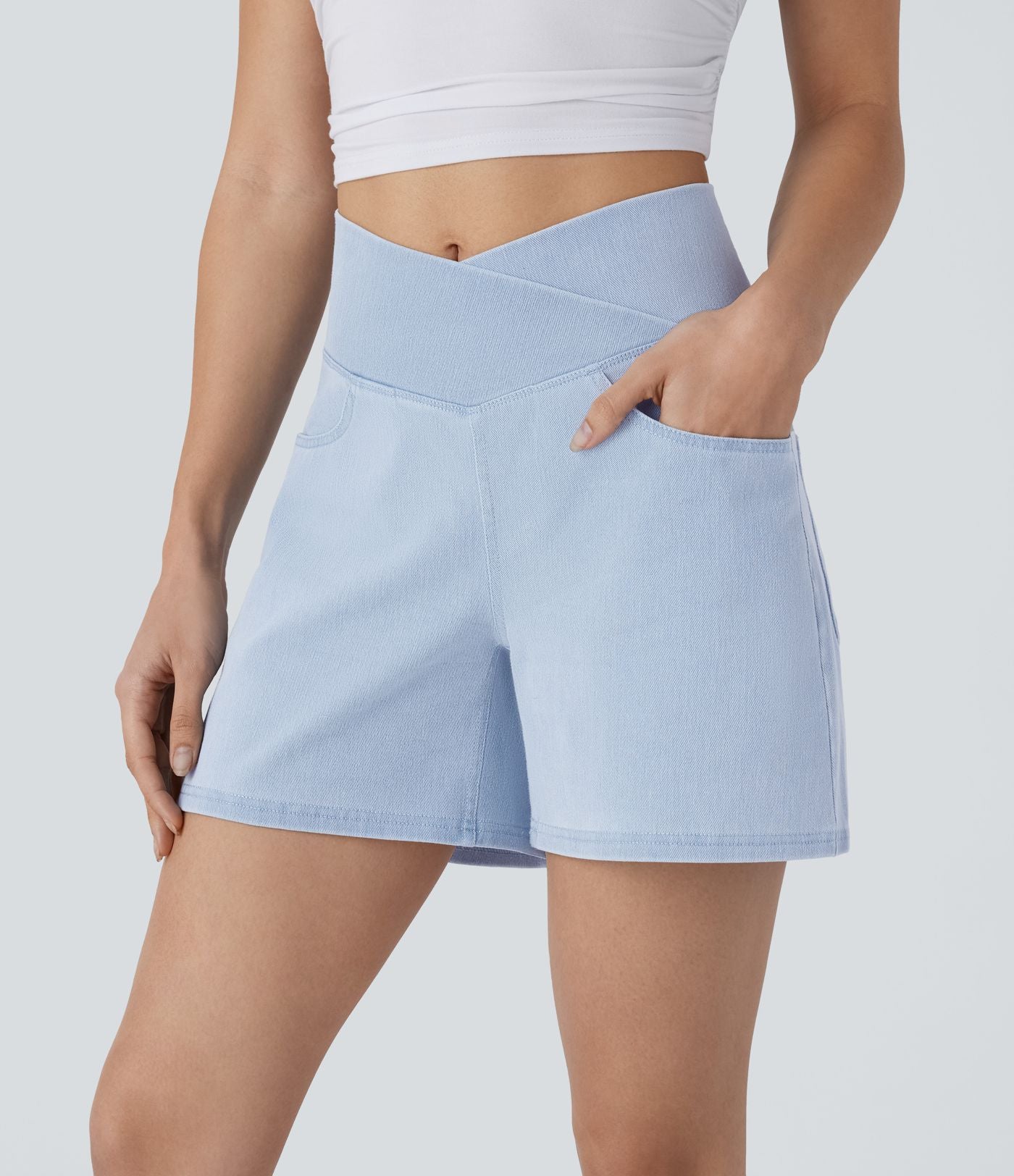 Halara Flex™ Short décontracté évasé à jambe large en denim extensible délavé taille haute croisée avec poches multiples