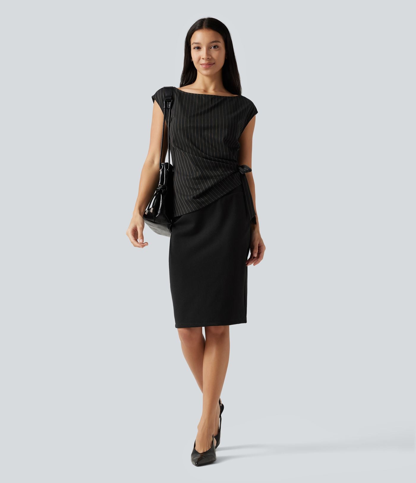 Blouse esprit bureau rayée à encolure bateau avec mancherons, fronces, lien côté et ourlet asymétrique
