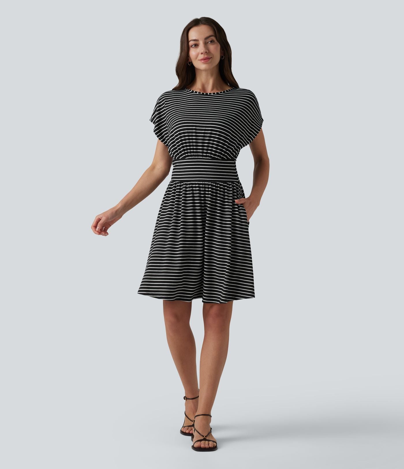 Robe courte fluide col rond manches courtes à rayures avec brassière intégrée et poches