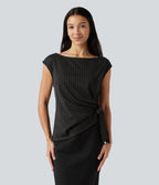 Blouse esprit bureau rayée à encolure bateau avec mancherons, fronces, lien côté et ourlet asymétrique