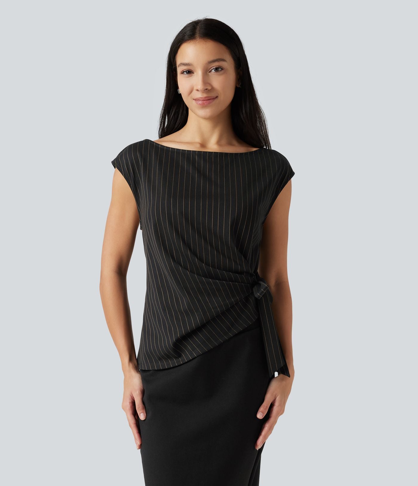 Blouse esprit bureau rayée à encolure bateau avec mancherons, fronces, lien côté et ourlet asymétrique