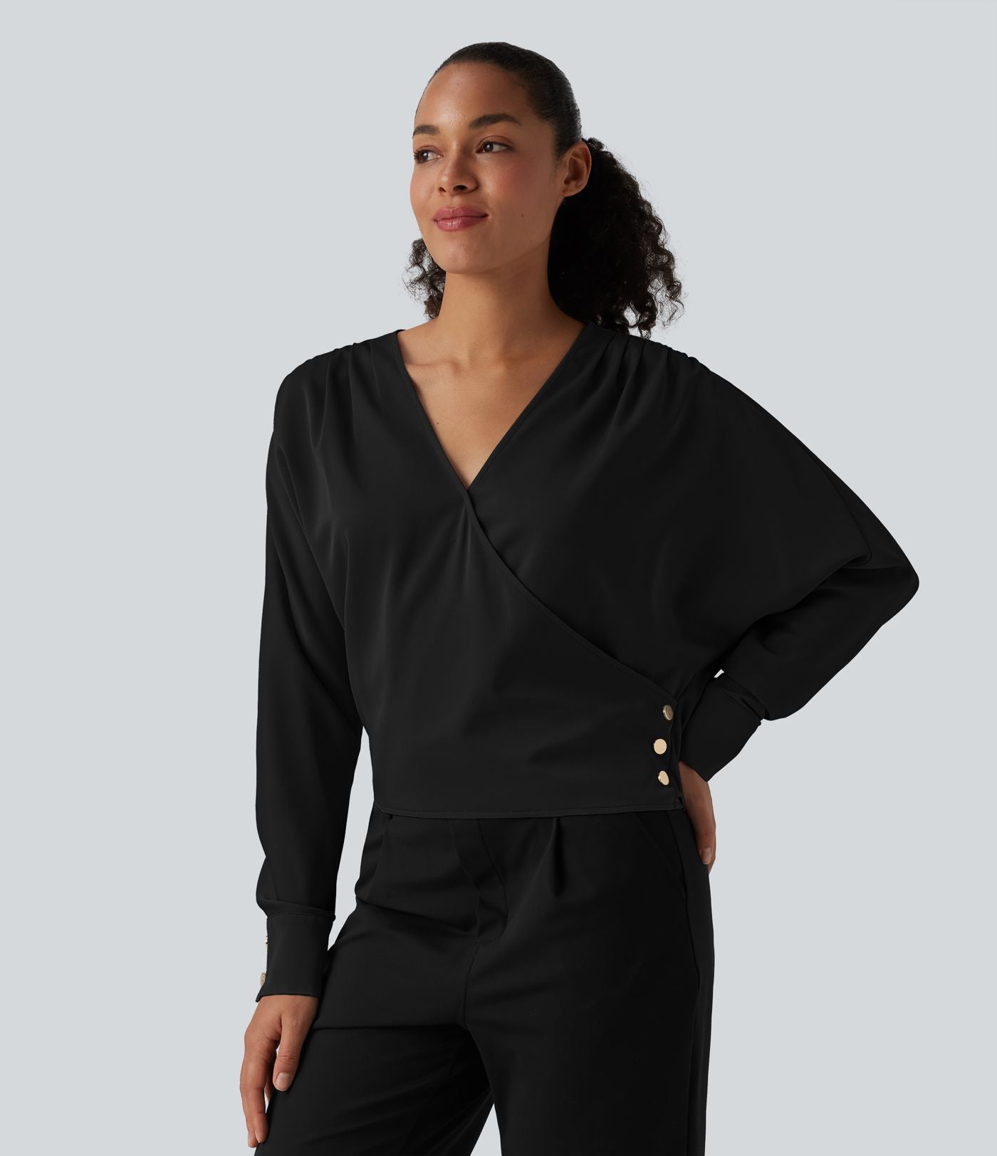 Blouse esprit bureau défroissage facile, col V, manches longues et boutons décoratifs