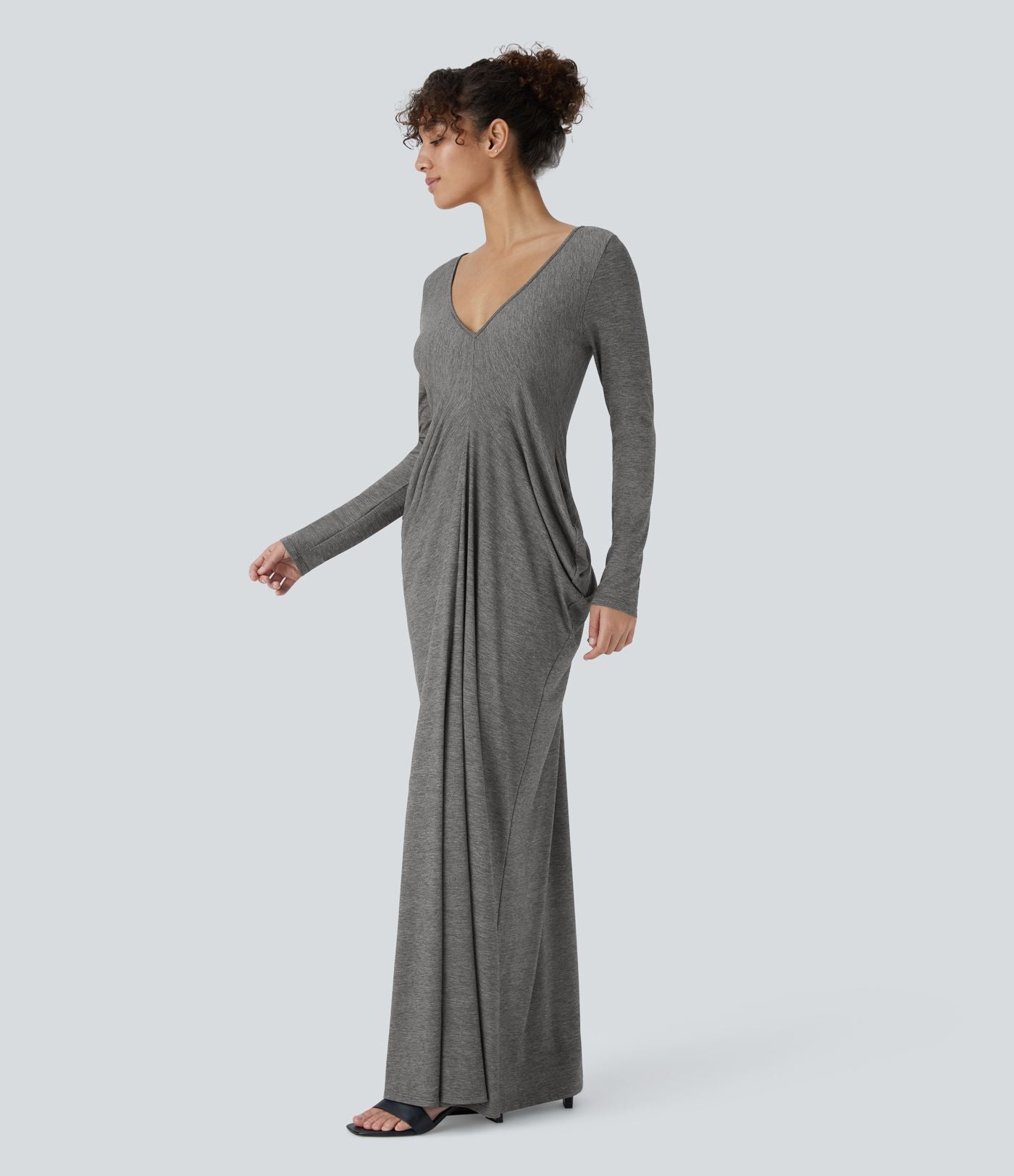 Robe longue froncée à manches longues et décolleté plongeant en V