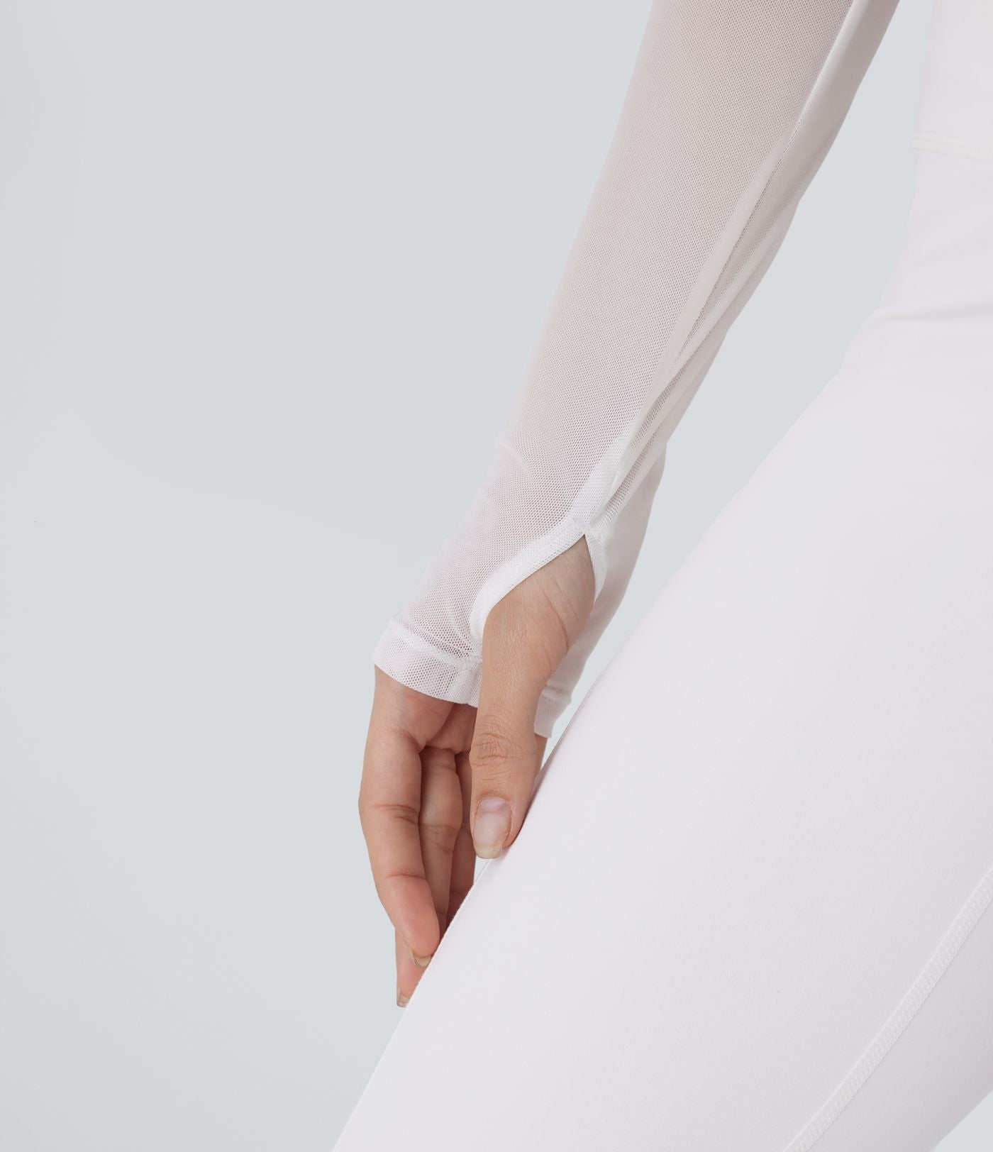Haut de sport yoga crop top 2-en-1 avec col licou, dos nu, manches longues, passe-pouces et mesh contrastant
