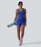 Robe de yoga courte 2-en-1 SoftlyZero™ Plush col V avec brassière intégrée, liens latéraux et poches – Édition Easy Peasy