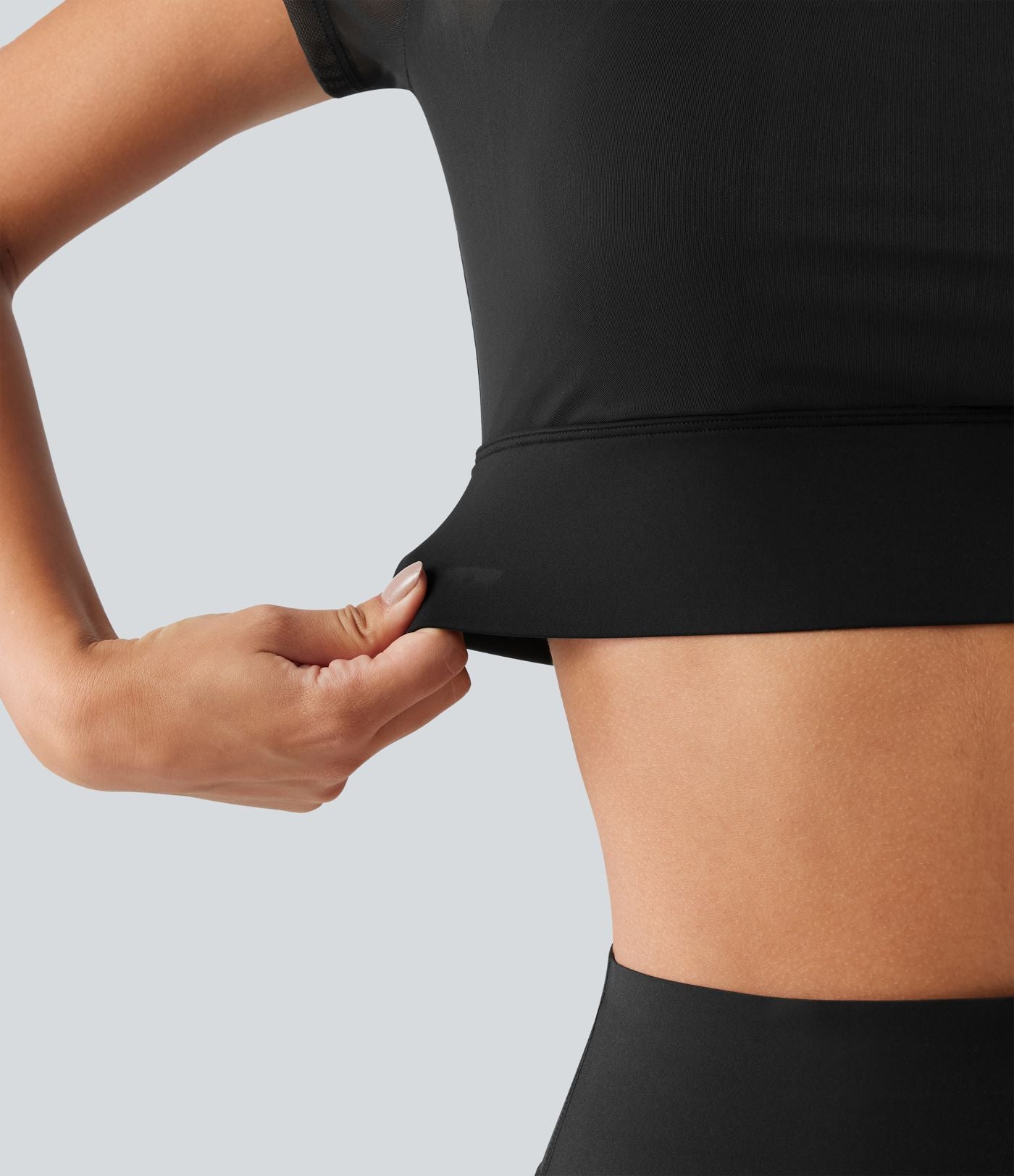 Crop top de running effet frais InstantCool à séchage rapide avec encolure bateau, mesh contrasté, manches courtes, coussinets amovibles et protection solaire UPF50+