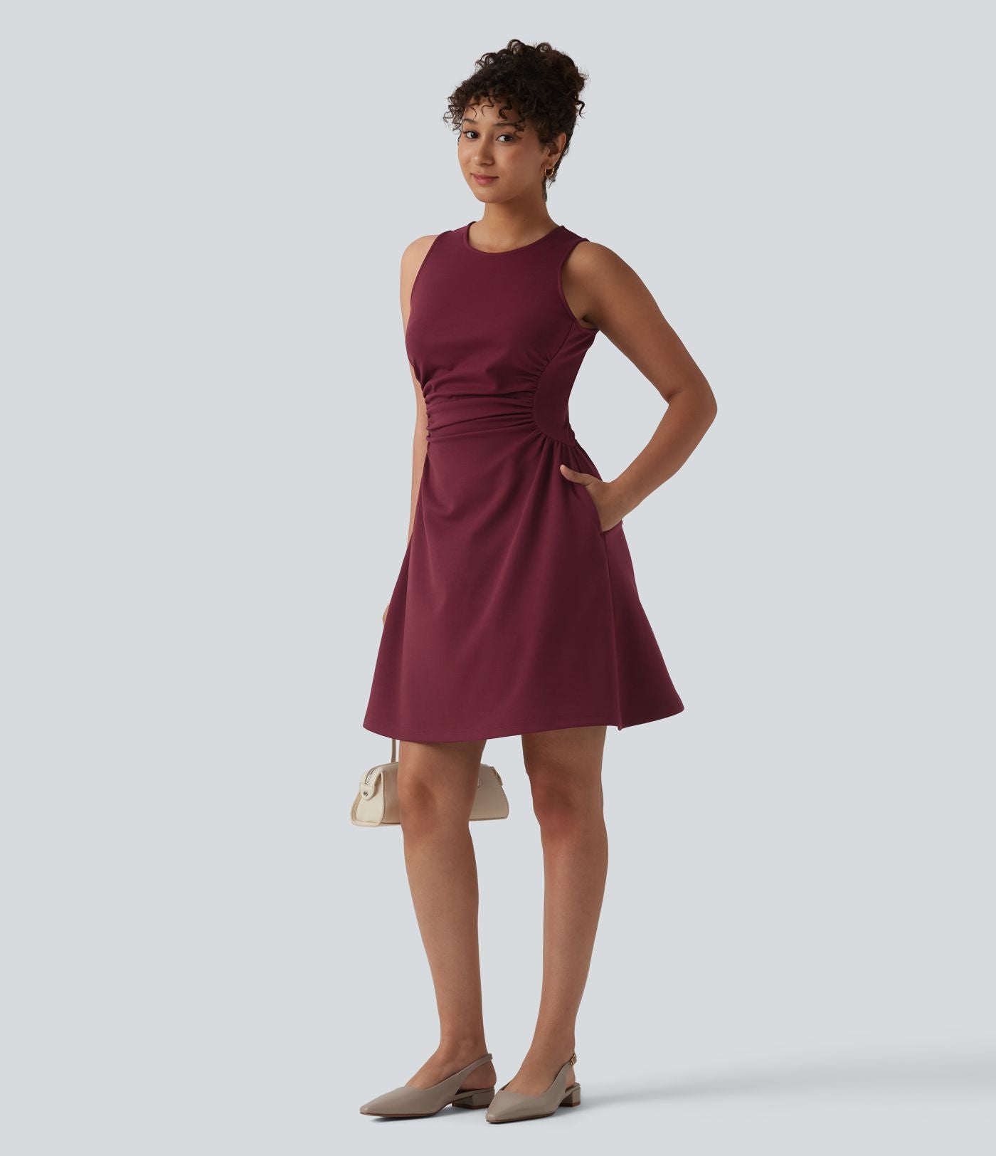 Robe tailleur mini sans manches à col rond froncée avec poches