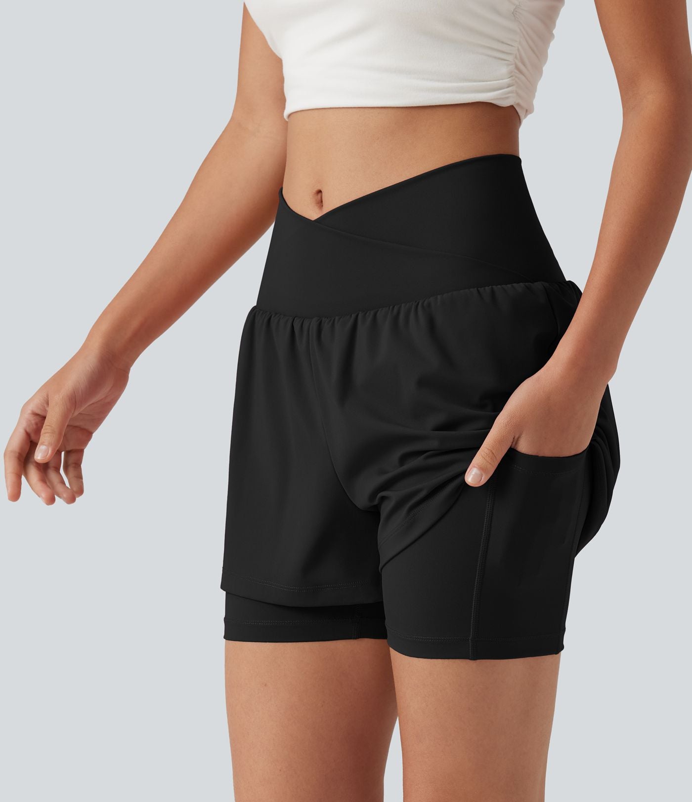Short de yoga 2-en-1 taille haute croisée en SoftlyZero™ Airy à effet frais InstantCool 12,5 cm avec poches