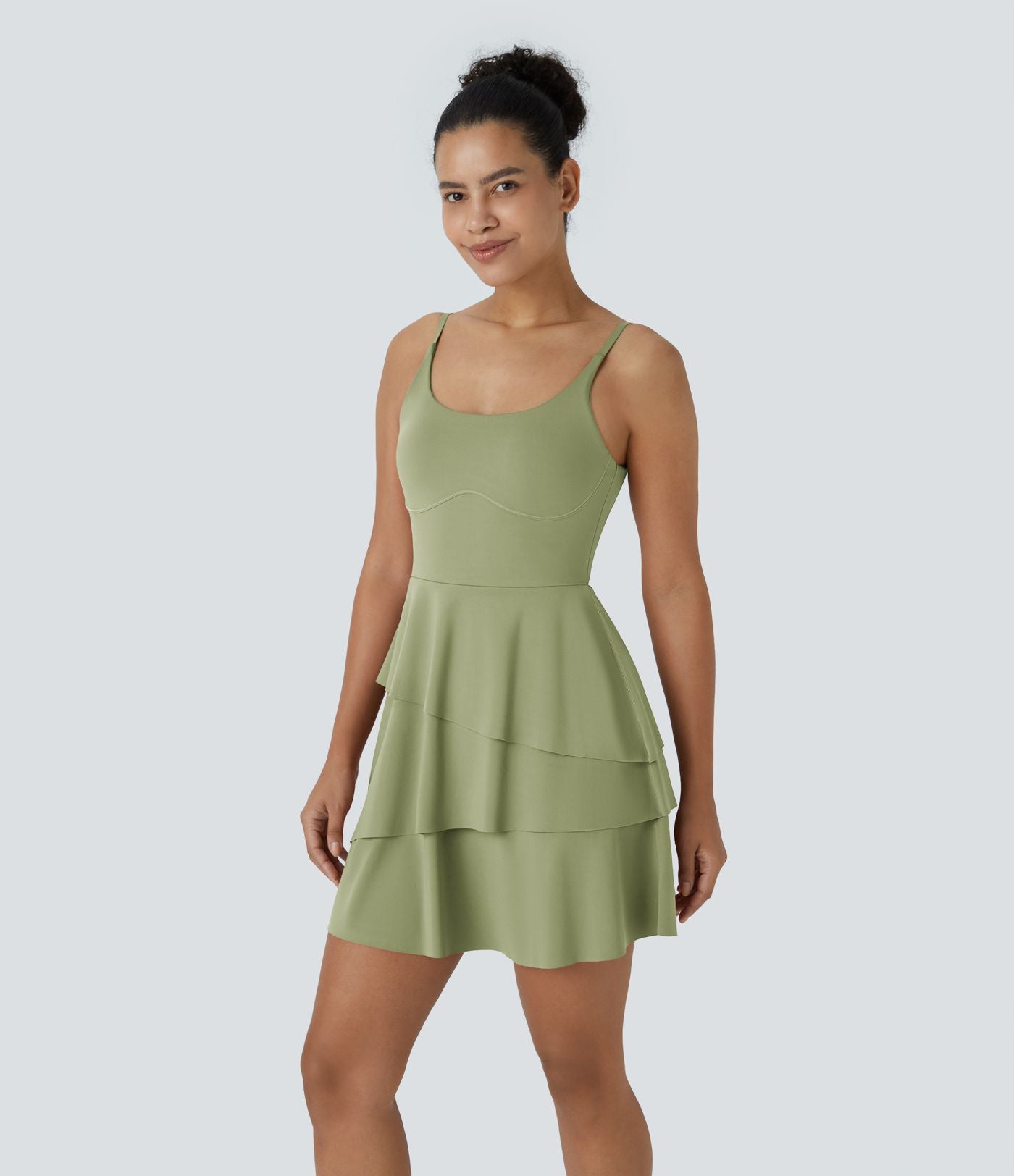Robe de sport mini SoftlyZero™ Airy à effet frais InstantCool 2-en-1 avec volants superposés et dos nu avec poches