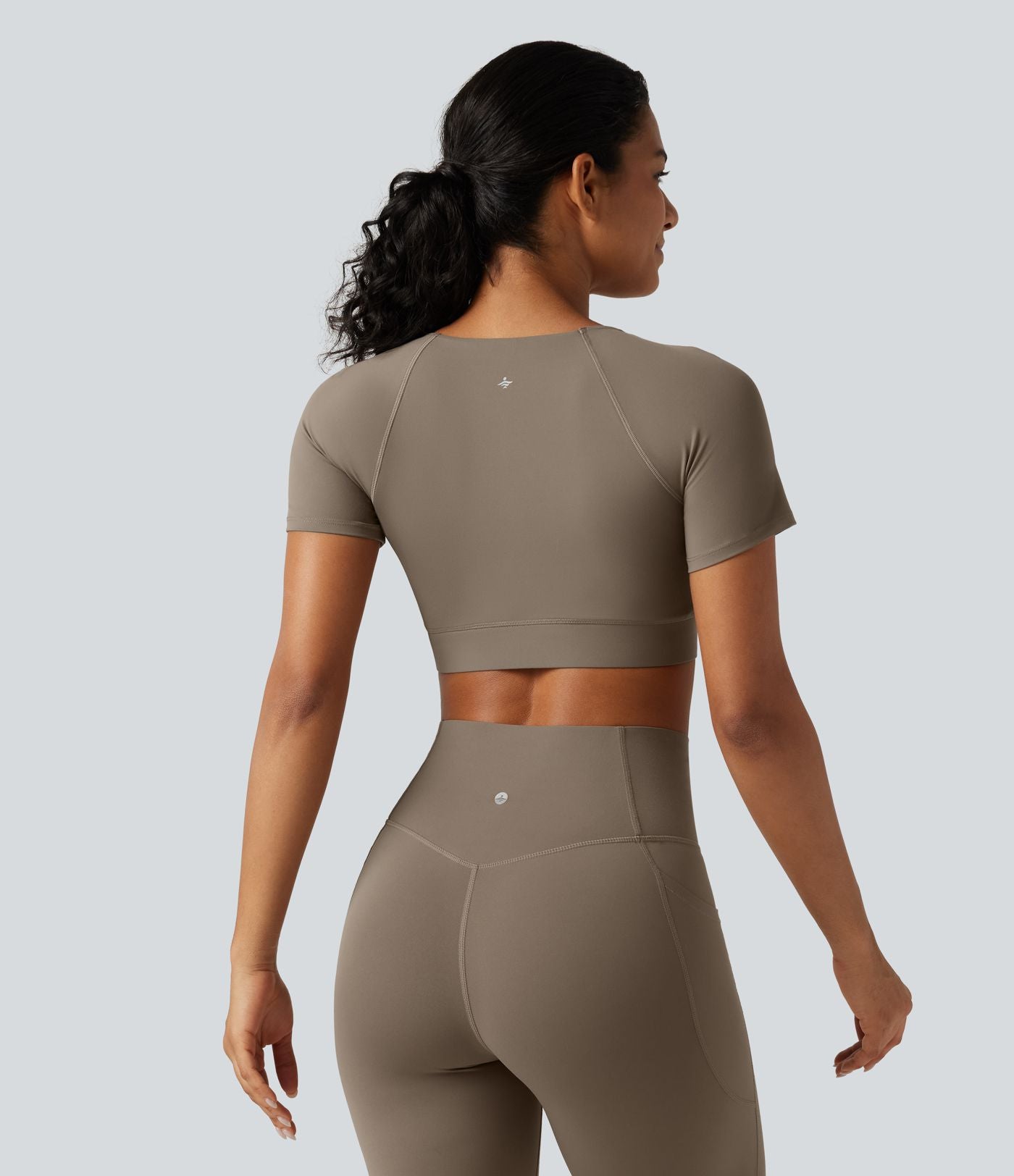 Haut de sport court Halara UltraSculpt™ à col V avec ourlet croisé, manches courtes, coussinets amovibles, bonnets E à G