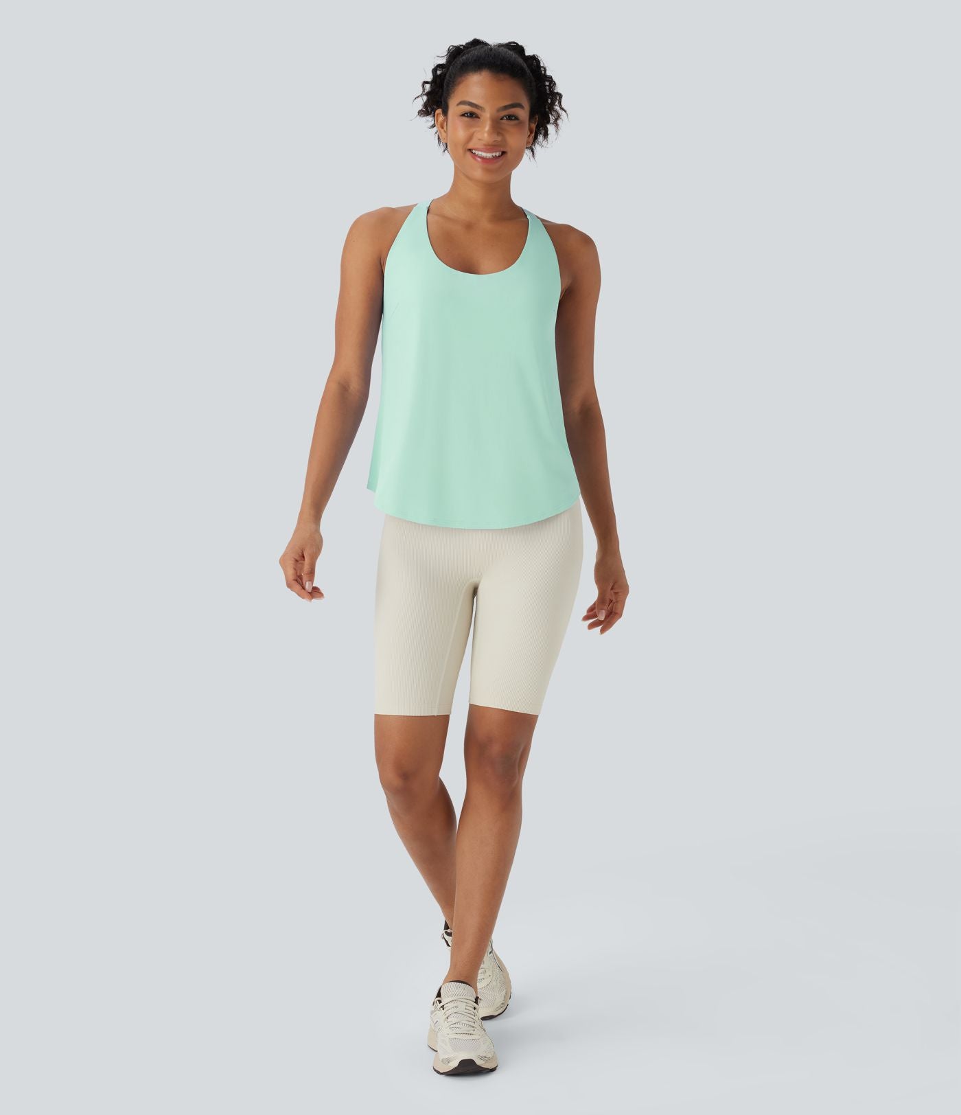 Débardeur yoga dos nu col U avec bretelles croisées, ourlet arrondi et effet frais InstantCool, protection solaire UPF50+