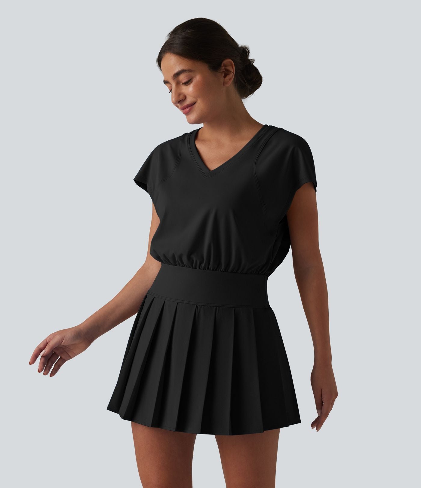 Robe sport de tennis mini 2-en-1 à col V, manches courtes et ourlet plissé avec fermeture éclair invisible et poches