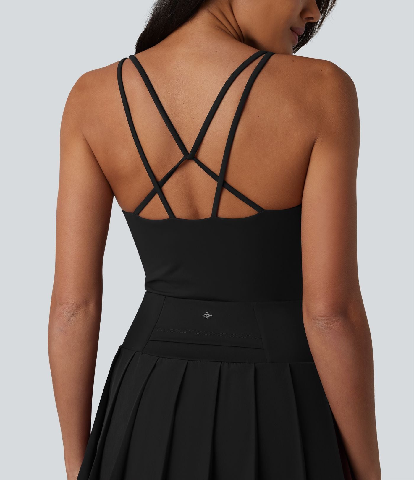 Robe sport mini 2-en-1 à bretelles col U, dos nu croisé, plissée à ourlet asymétrique, soutien-gorge intégré et poches