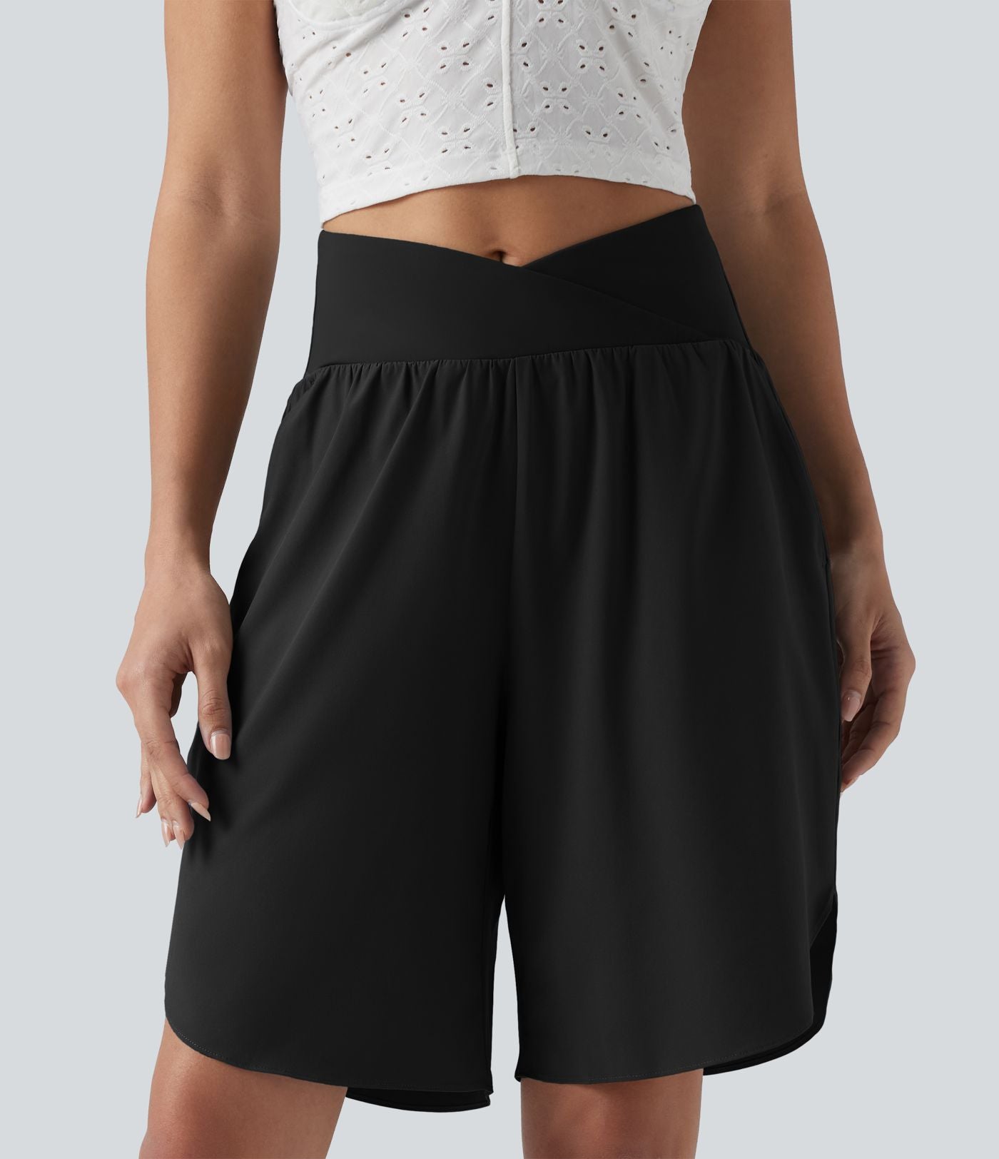 Short taille haute croisé séchage rapide avec ourlet arrondi Breezeful™ et poches