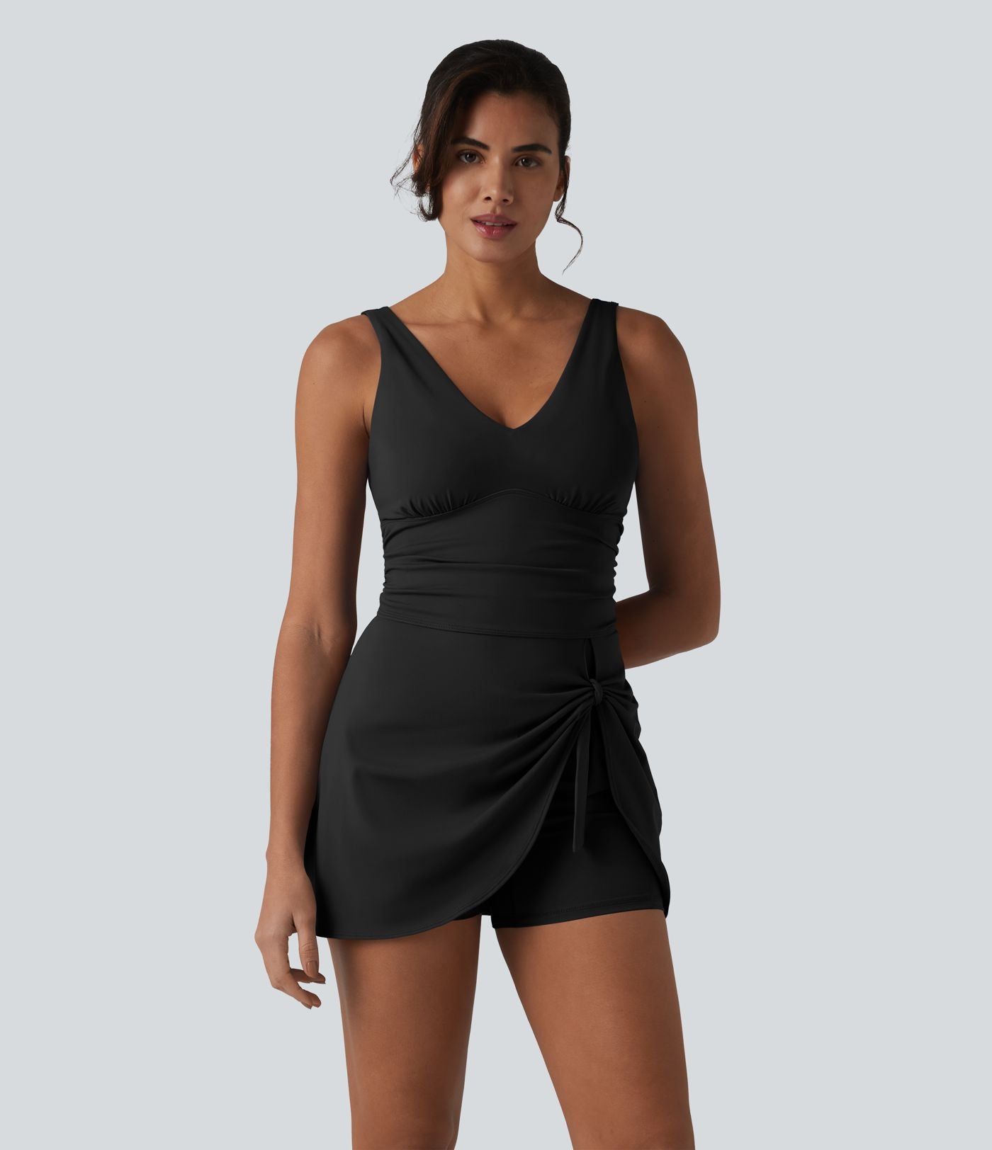 Robe de yoga courte 2-en-1 SoftlyZero™ Plush col V avec brassière intégrée, liens latéraux et poches – Édition Easy Peasy