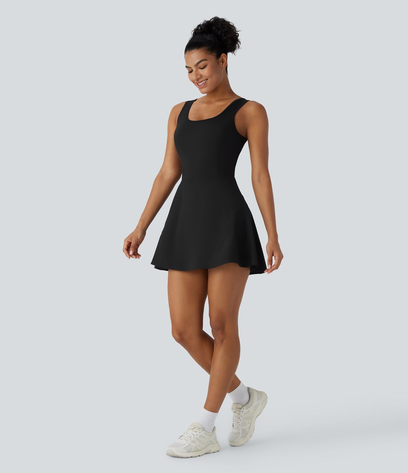 Softlyzero™ Airy Robe Sport de danse courte 2-en-1 avec dos nu croisé, encolure en U et poches latérales